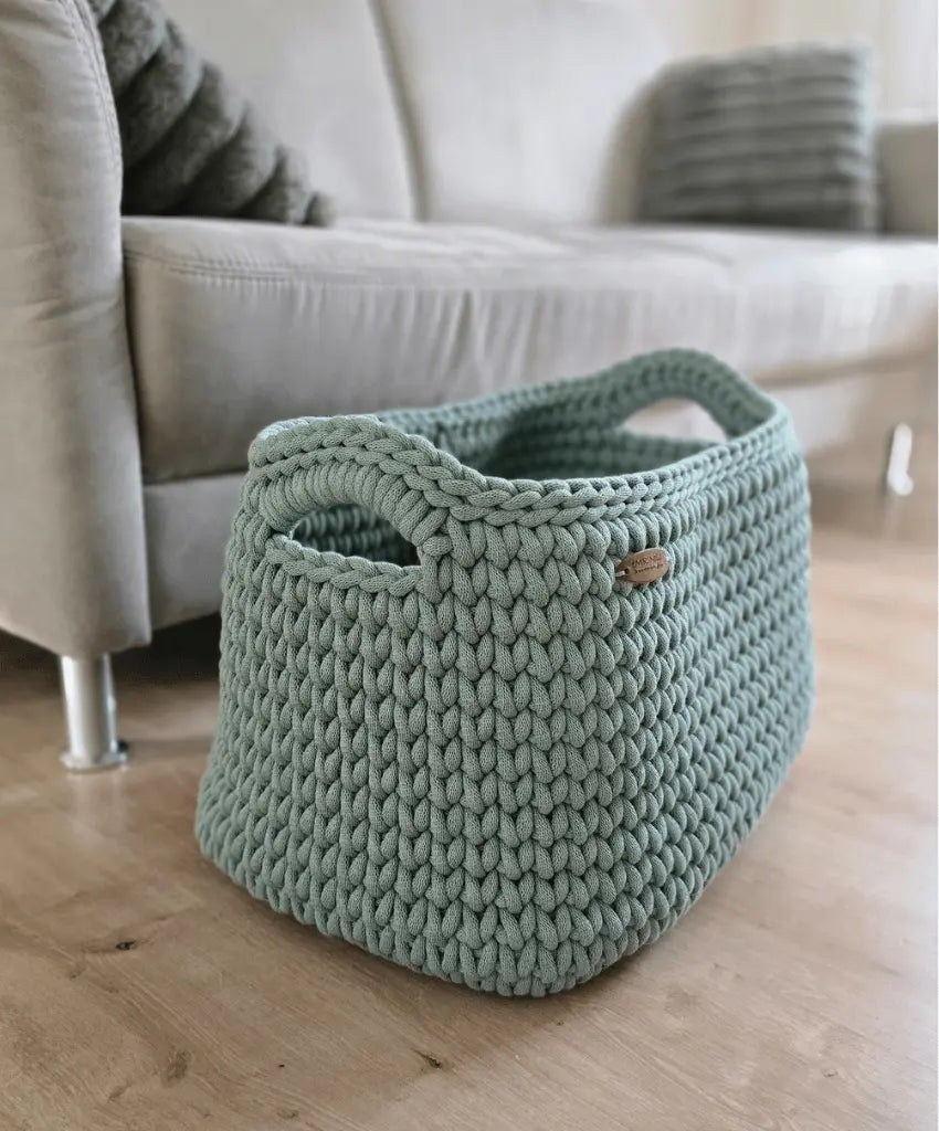Styling eines modernen Wohnzimmers mit einem Bodenkorb in Elfenbein