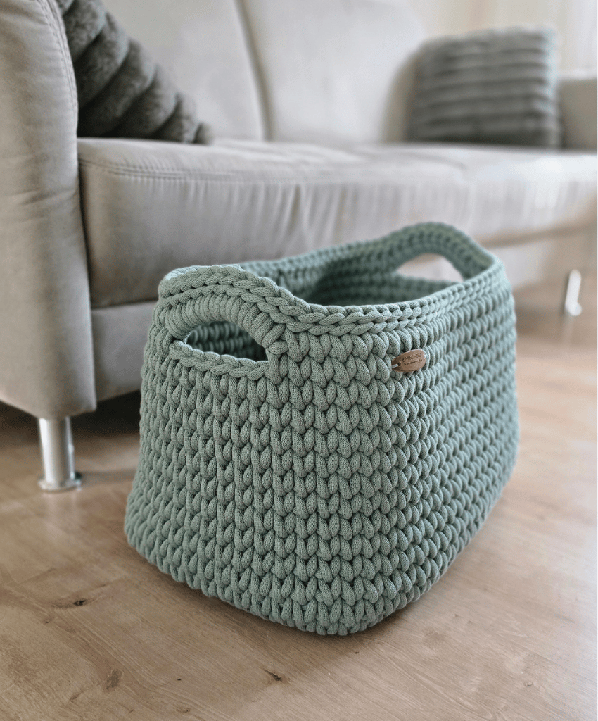 Styling eines modernen Wohnzimmers mit einem Bodenkorb in Elfenbein