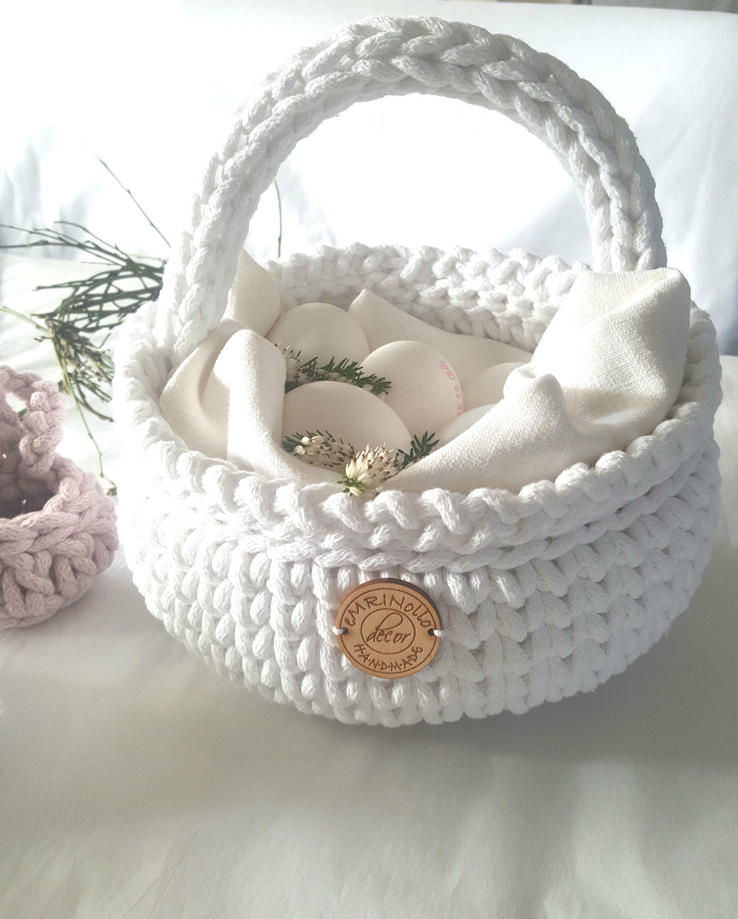 Our handmade handle basket is more than just a storage bin – it’s a companion for all the little things that truly make a home cozy. Whether as a modern bread basket on your breakfast table, a thoughtful gift, or an elegant organizer in your living room – this crochet basket combines practical functionality with minimalist beauty.