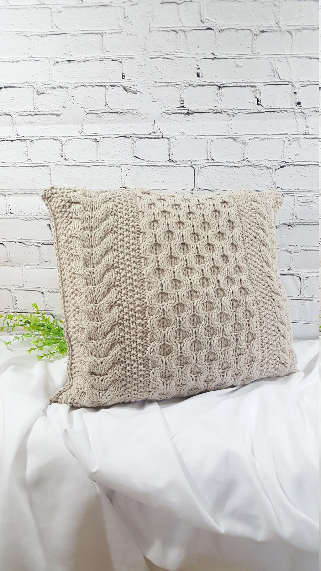 Kissen gestricktes Zopfmuster, Wohnkultur, Dekokissen, Sofakissen, skandinavisches Dekor, aus Baumwollgarn von hoooked, grobstrick