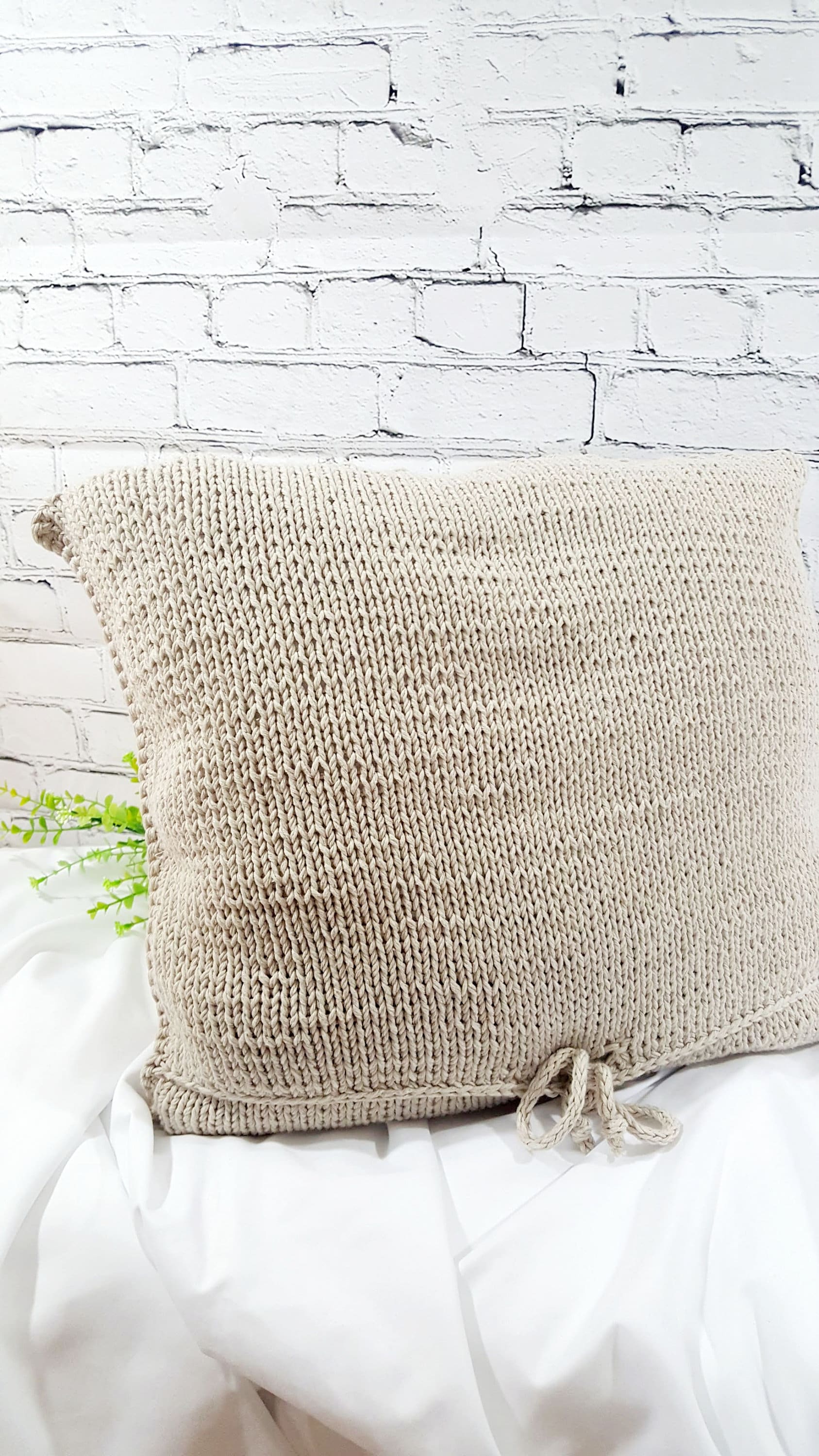 Kissen gestricktes Zopfmuster, Wohnkultur, Dekokissen, Sofakissen, skandinavisches Dekor, aus Baumwollgarn von hoooked, grobstrick