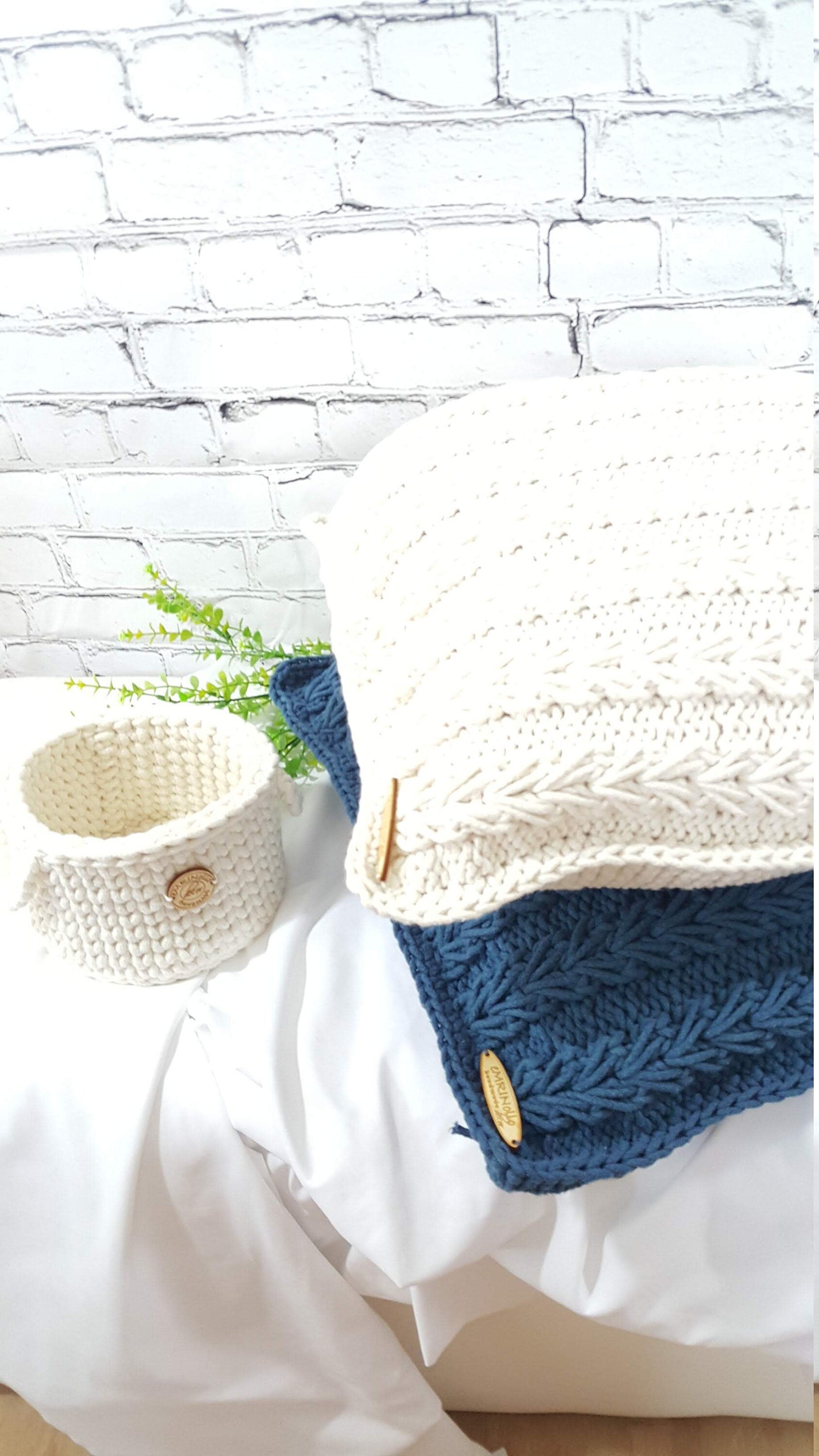 Kissen gestrickt, Geschenkidee, moderne Wohnkultur, Dekokissen, stilvolles Sofakissen, skandinavisches Dekor, Baumwollschnur