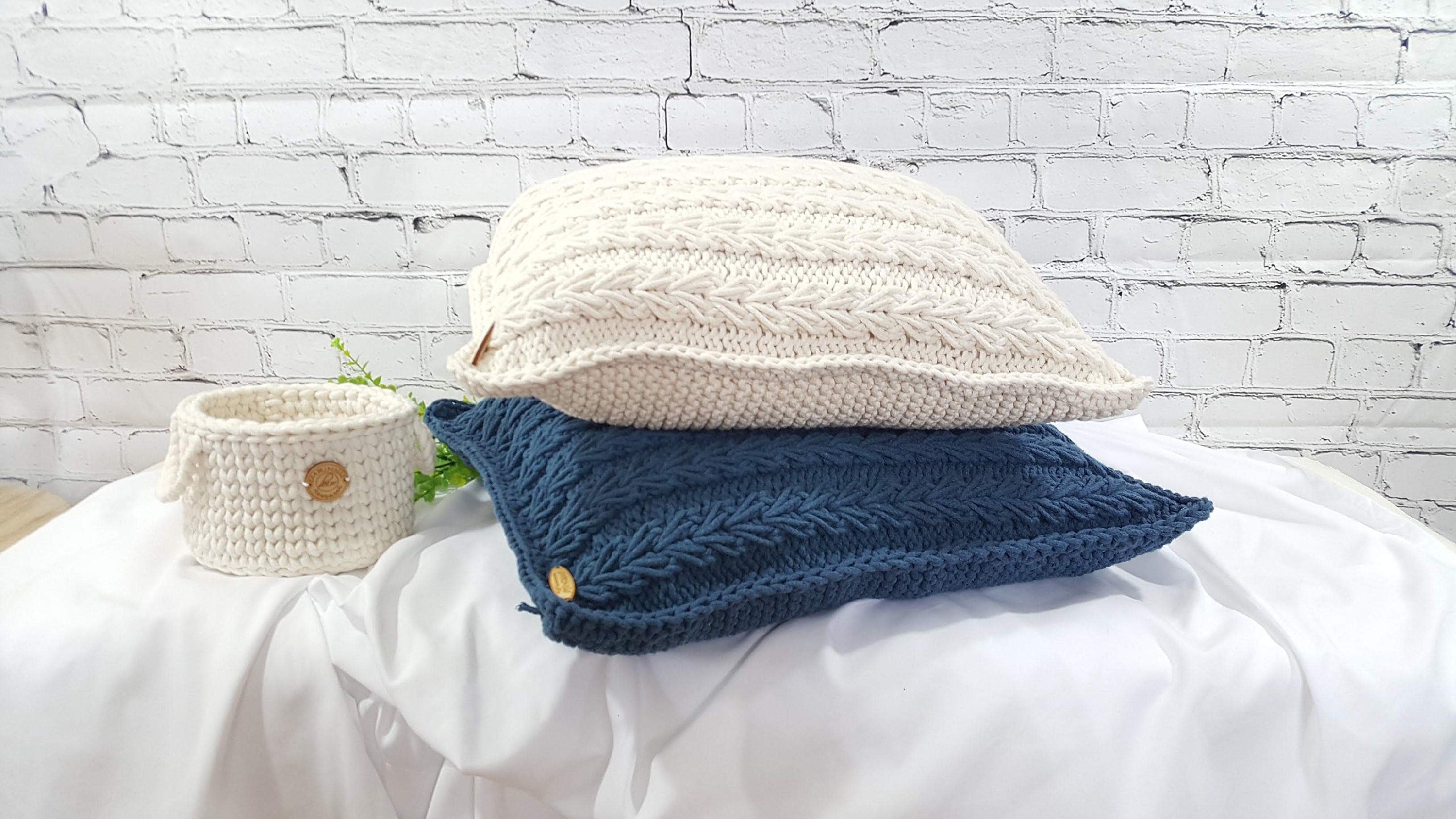 Kissen gestrickt, Geschenkidee, moderne Wohnkultur, Dekokissen, stilvolles Sofakissen, skandinavisches Dekor, Baumwollschnur
