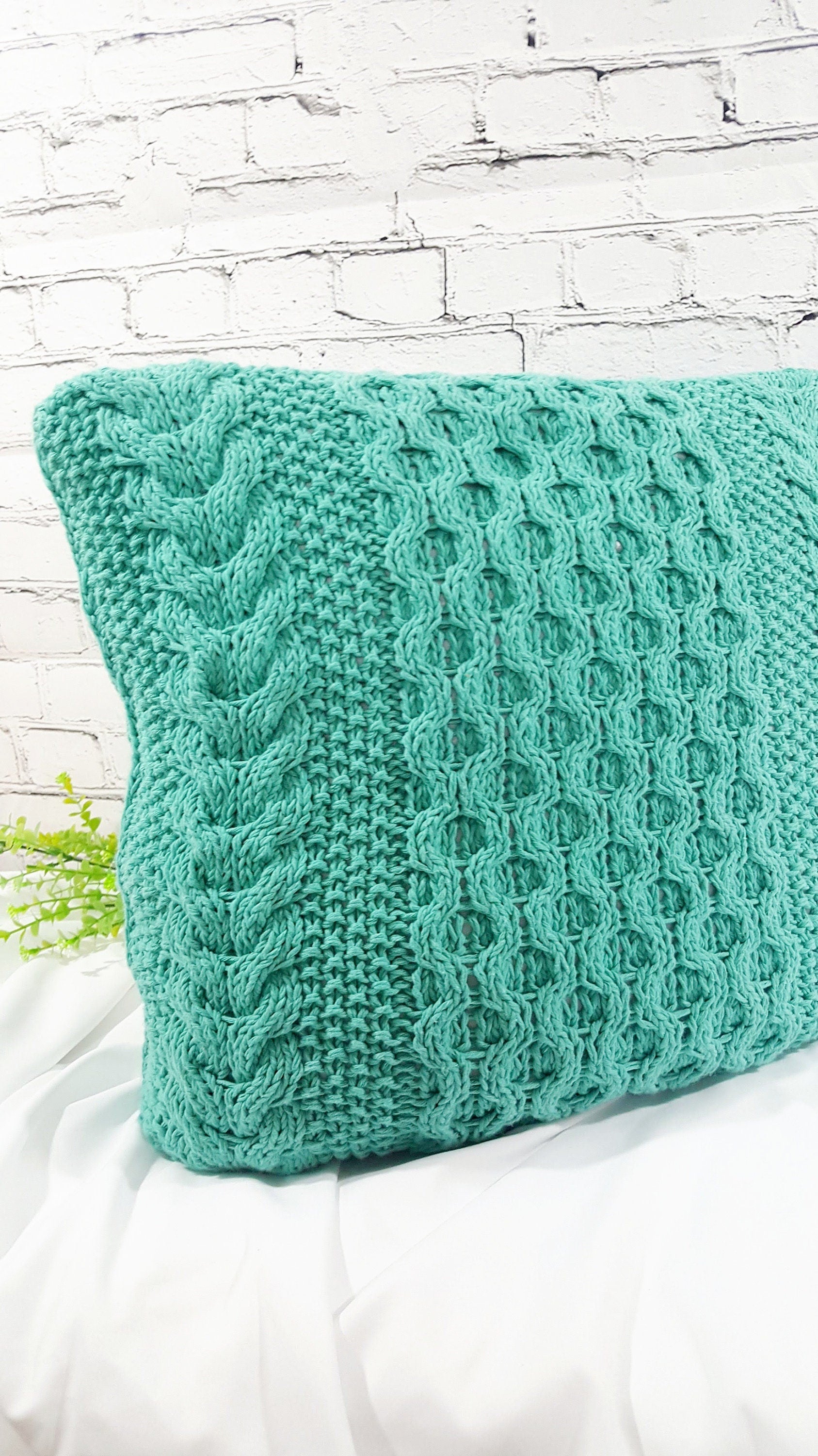 Kissen gestricktes Zopfmuster, Wohnkultur, Dekokissen, Sofakissen, skandinavisches Dekor, aus Baumwollgarn von hoooked, grobstrick
