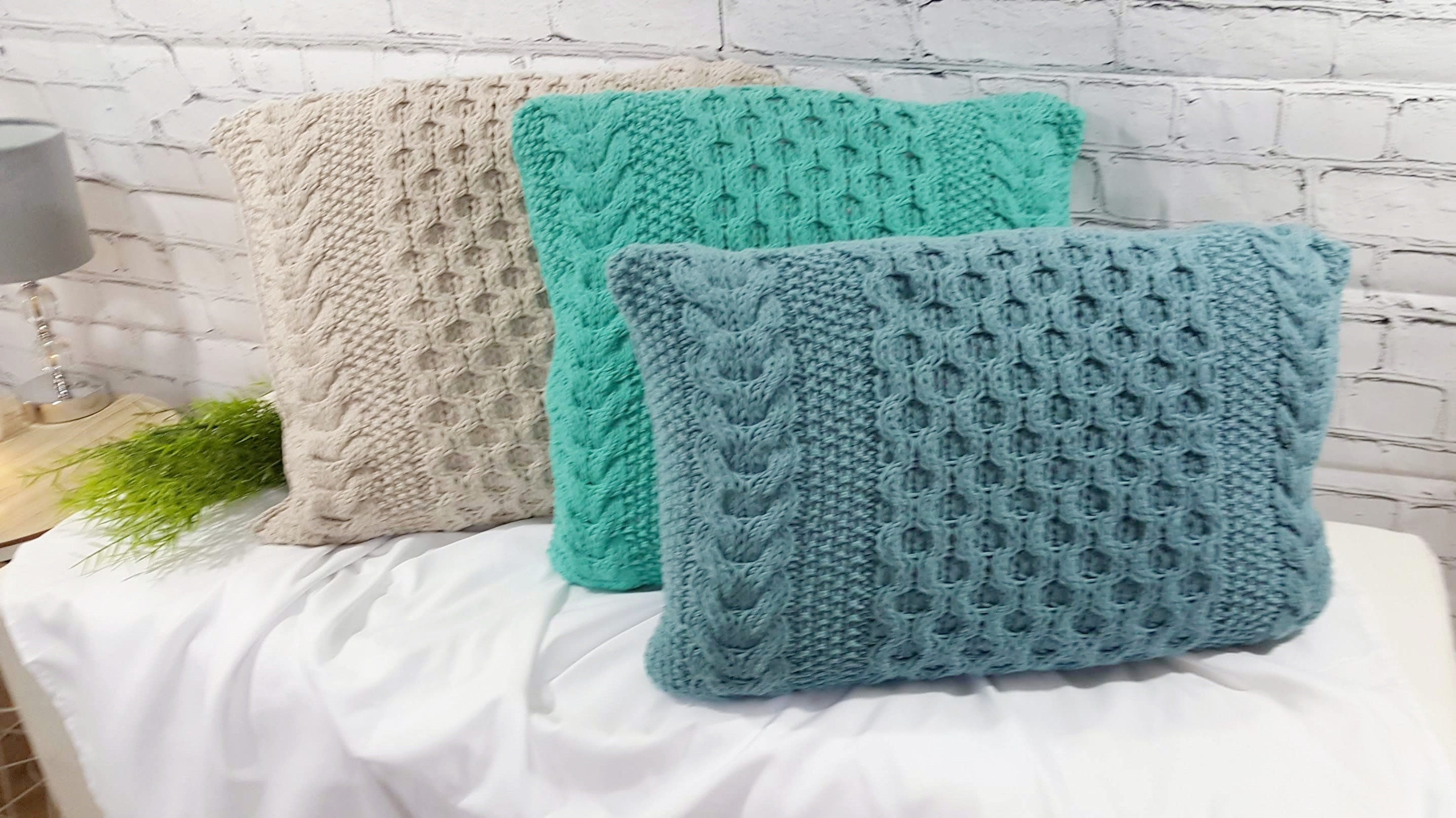 Kissen gestricktes Zopfmuster, Wohnkultur, Dekokissen, Sofakissen, skandinavisches Dekor, aus Baumwollgarn von hoooked, grobstrick