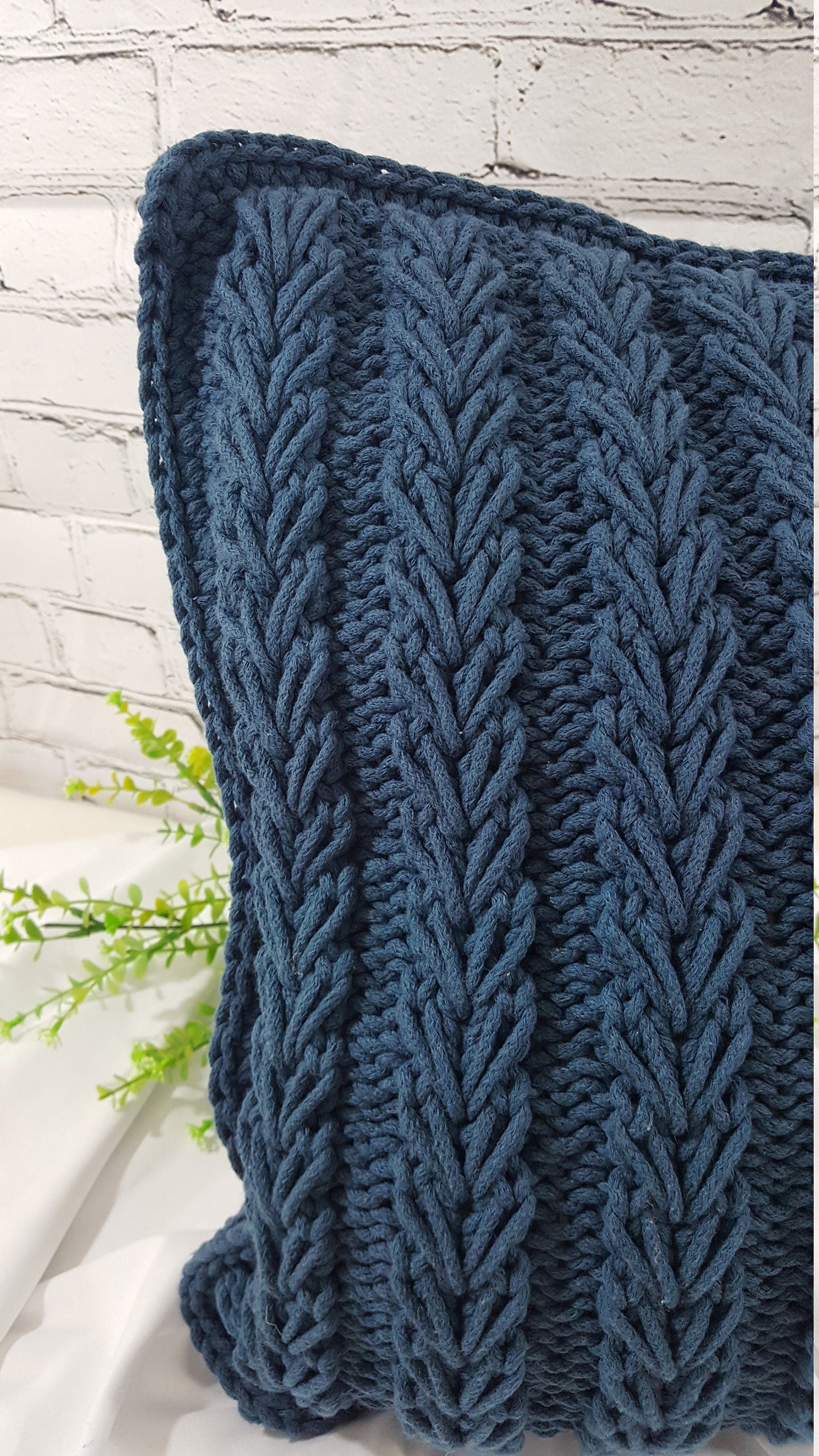 Kissen gestrickt, Geschenkidee, moderne Wohnkultur, Dekokissen, stilvolles Sofakissen, skandinavisches Dekor, Baumwollschnur