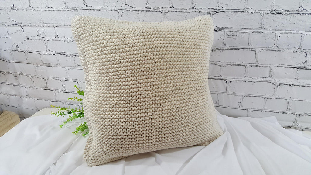 Kissen gestrickt, Geschenkidee, moderne Wohnkultur, Dekokissen, stilvolles Sofakissen, skandinavisches Dekor, Baumwollschnur