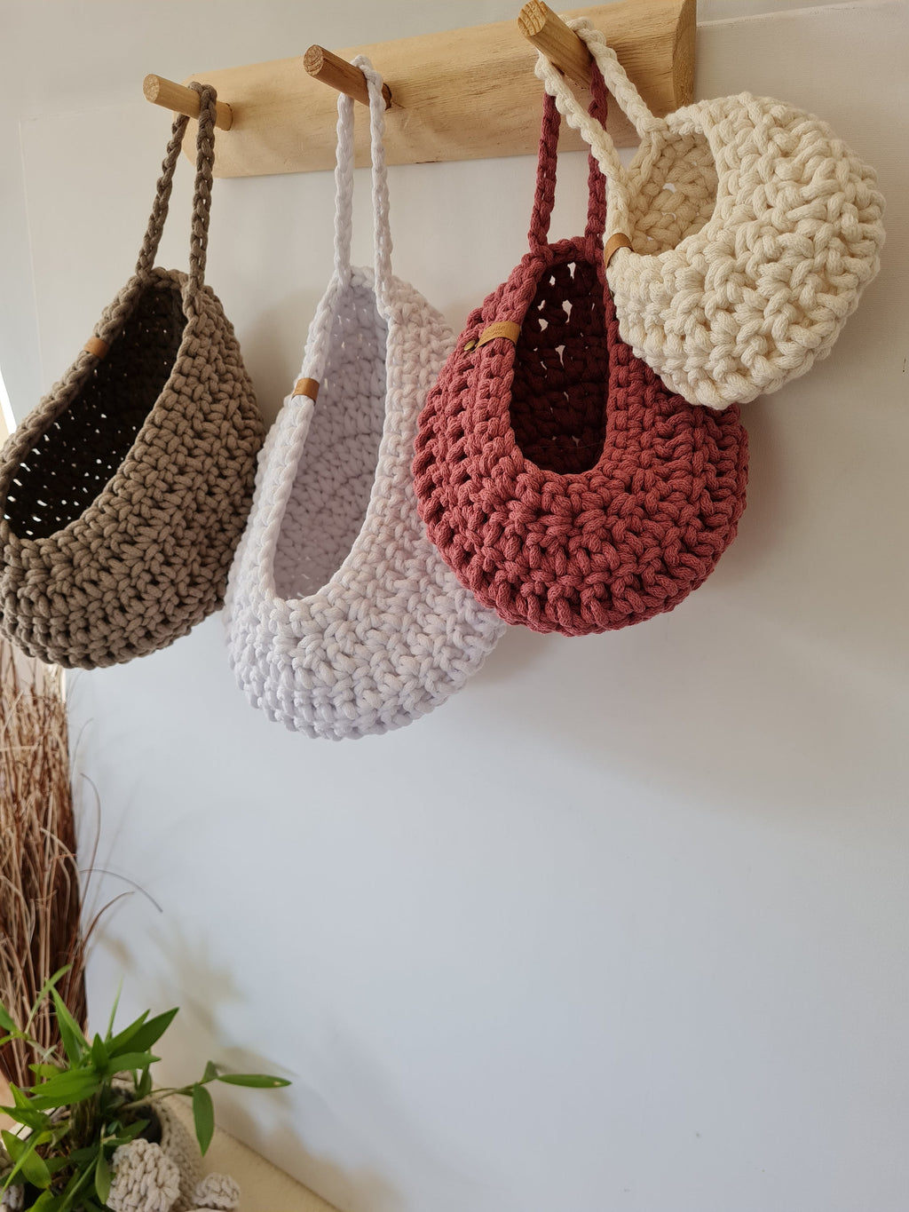 Hängekorb gehäkelt, Hängetasche, Aufbewahrungskorb, Kinderzimmer Organizer, Spielzeugaufbewahrung,Kinderzimmer Deko, Utensilo