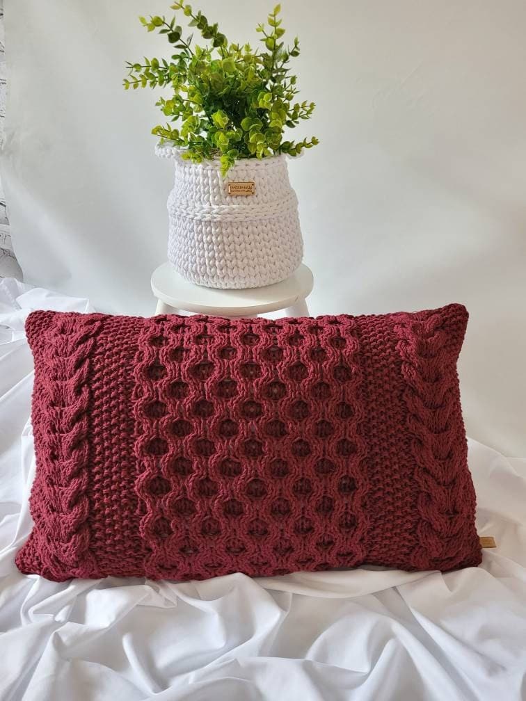 Handgestricktes Sofakissen mit Zopfmuster, Dekokissen mit gestricktem Kissenbezug und Kissenfüllung als Deko im Wohnzimmer oder Kinderzimmer