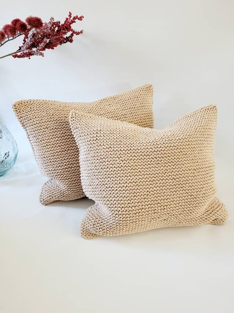Kissen gestrickt, Geschenkidee, moderne Wohnkultur, Dekokissen, stilvolles Sofakissen, skandinavisches Dekor, japandi style