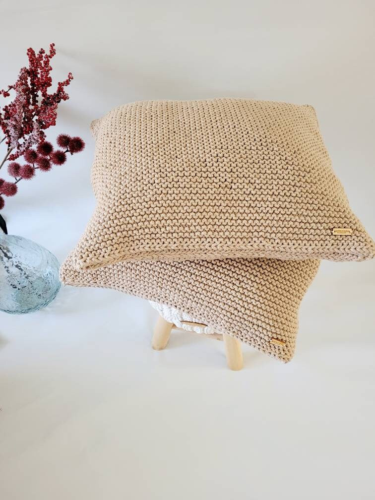 Kissen gestrickt, Geschenkidee, moderne Wohnkultur, Dekokissen, stilvolles Sofakissen, skandinavisches Dekor, japandi style