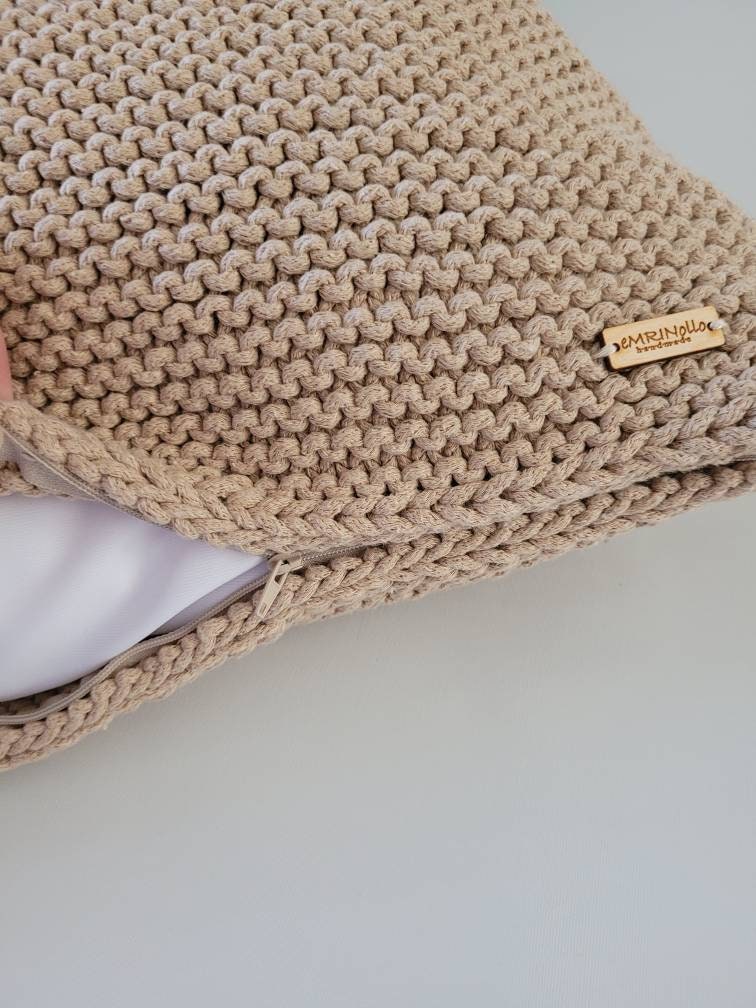 Kissen gestrickt, Geschenkidee, moderne Wohnkultur, Dekokissen, stilvolles Sofakissen, skandinavisches Dekor, japandi style