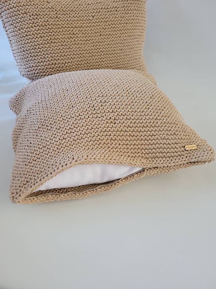 Kissen gestrickt, Geschenkidee, moderne Wohnkultur, Dekokissen, stilvolles Sofakissen, skandinavisches Dekor, japandi style