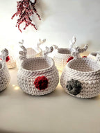 Hohoho, suchst du noch das ultimative Weihnachtsgeschenk?  Bring Stil und Spaß in dein Zuhause mit unserem gehäkelten Korb in Rentier-Form – die perfekte Rentier Deko für alle, die Weihnachten lieben!