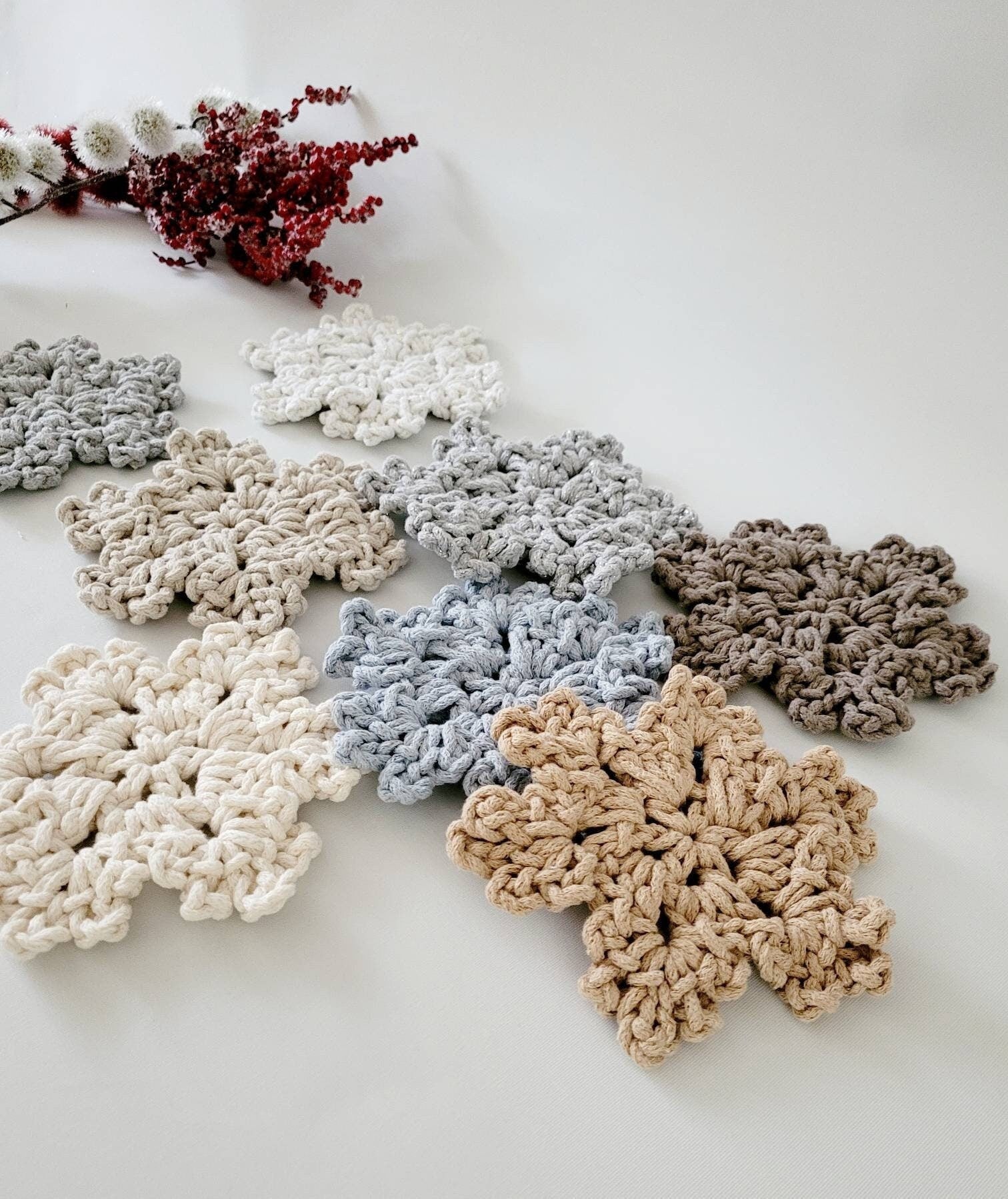 Gehäkelte Schneeflocken Ornament, Weihnachtsdekoration skandinavisches Dekor, Anhänger, Geschenkidee, Weihnachtsbaumdekoration