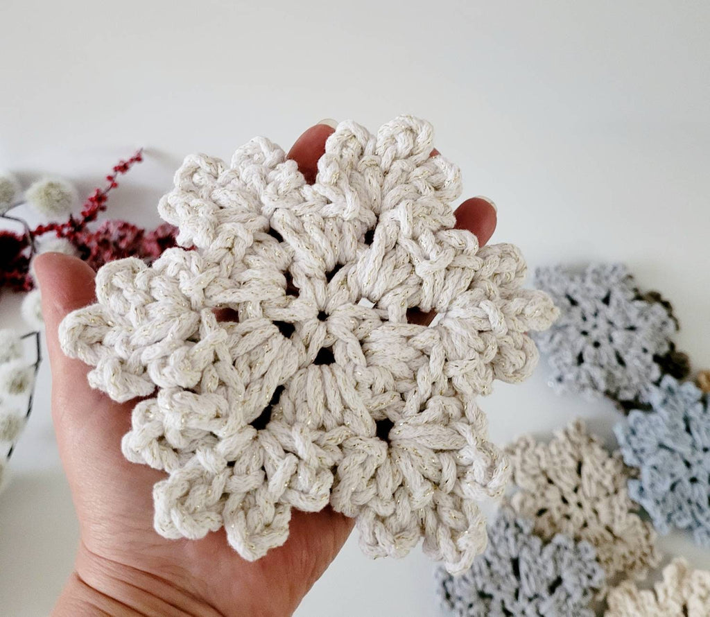 Gehäkelte Schneeflocken Ornament, Weihnachtsdekoration skandinavisches Dekor, Anhänger, Geschenkidee, Weihnachtsbaumdekoration