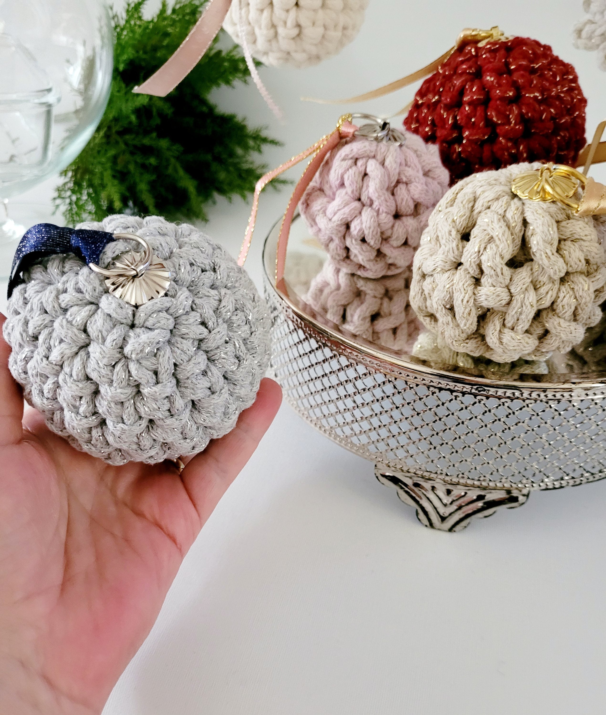 Weihnachtskugel Ornament gehäkelt, Weihnachtsdekoration skandinavisches Dekor, Anhänger, Geschenkidee, Baumschmuck, Weihnachtsbaumdekoration