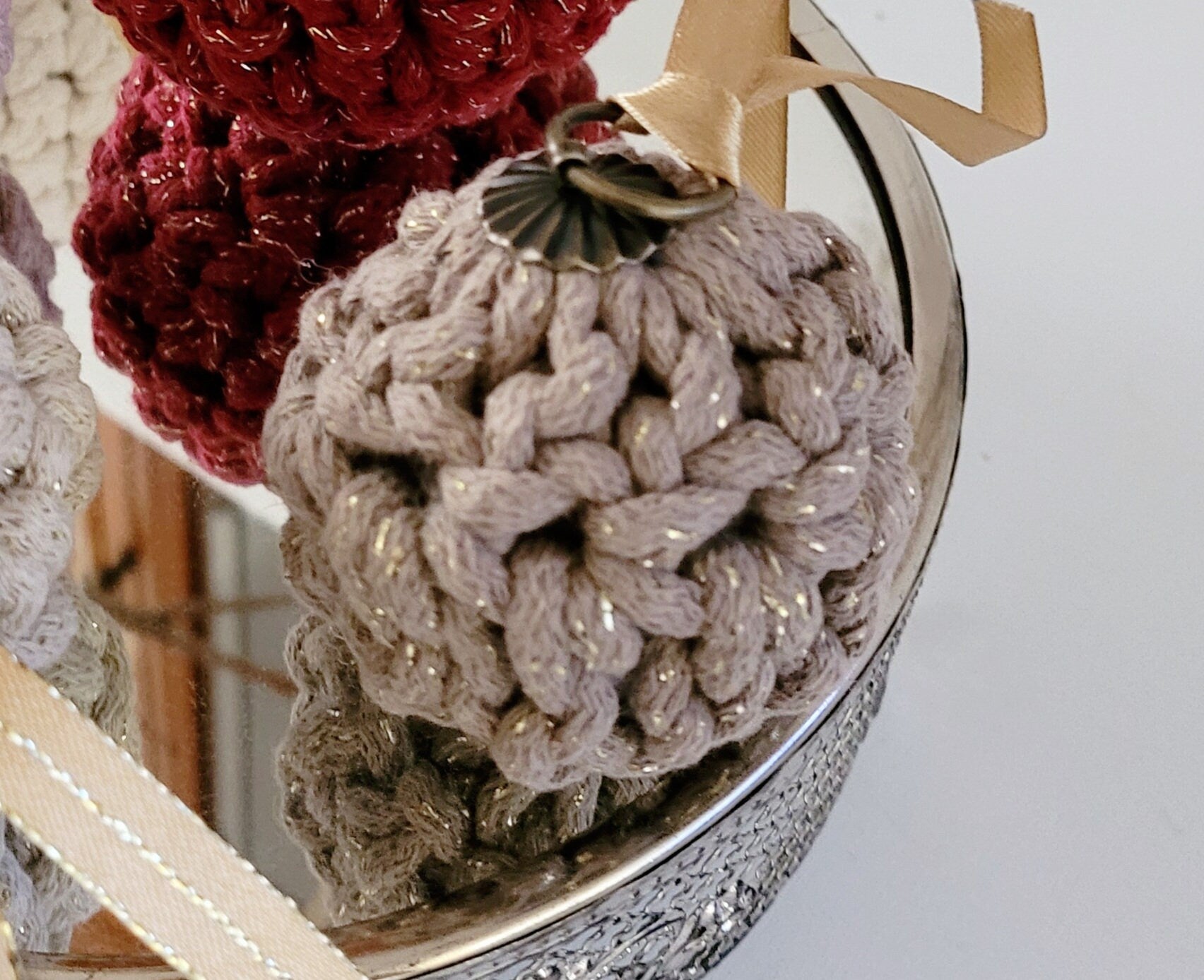 Weihnachtskugel Ornament gehäkelt, Weihnachtsdekoration skandinavisches Dekor, Anhänger, Geschenkidee, Baumschmuck, Weihnachtsbaumdekoration