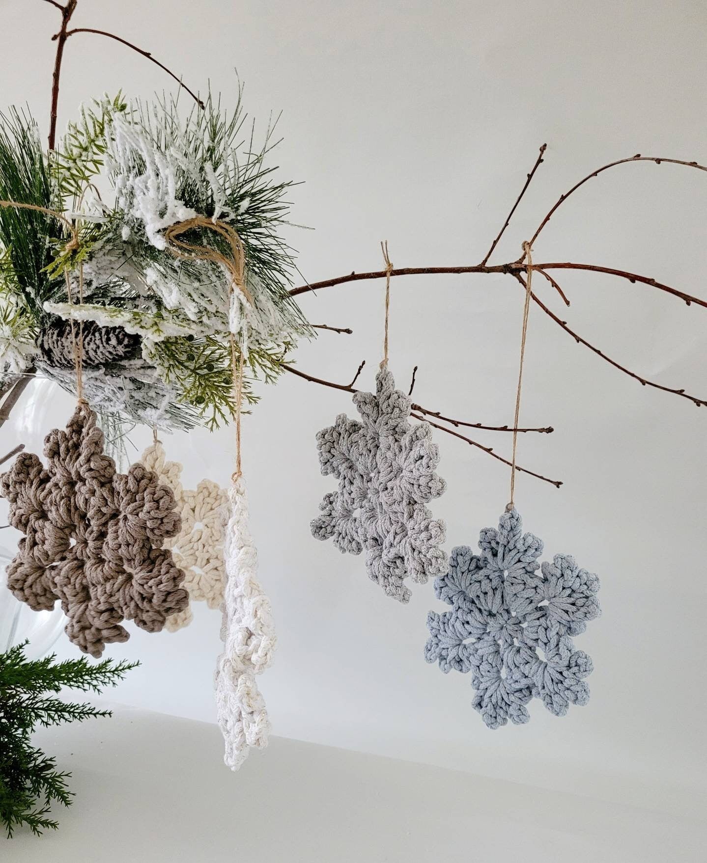 Gehäkelte Schneeflocken Ornament, Weihnachtsdekoration skandinavisches Dekor, Anhänger, Geschenkidee, Weihnachtsbaumdekoration