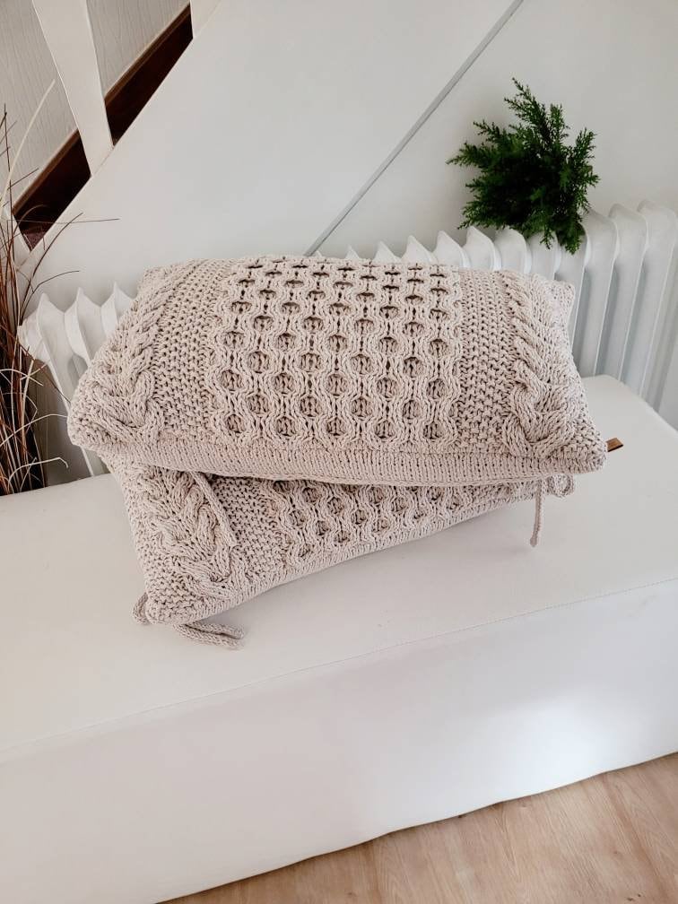 Kissen gestricktes Zopfmuster, Wohnkultur, Dekokissen, Sofakissen, skandinavisches Dekor, aus Baumwollgarn von hoooked, grobstrick