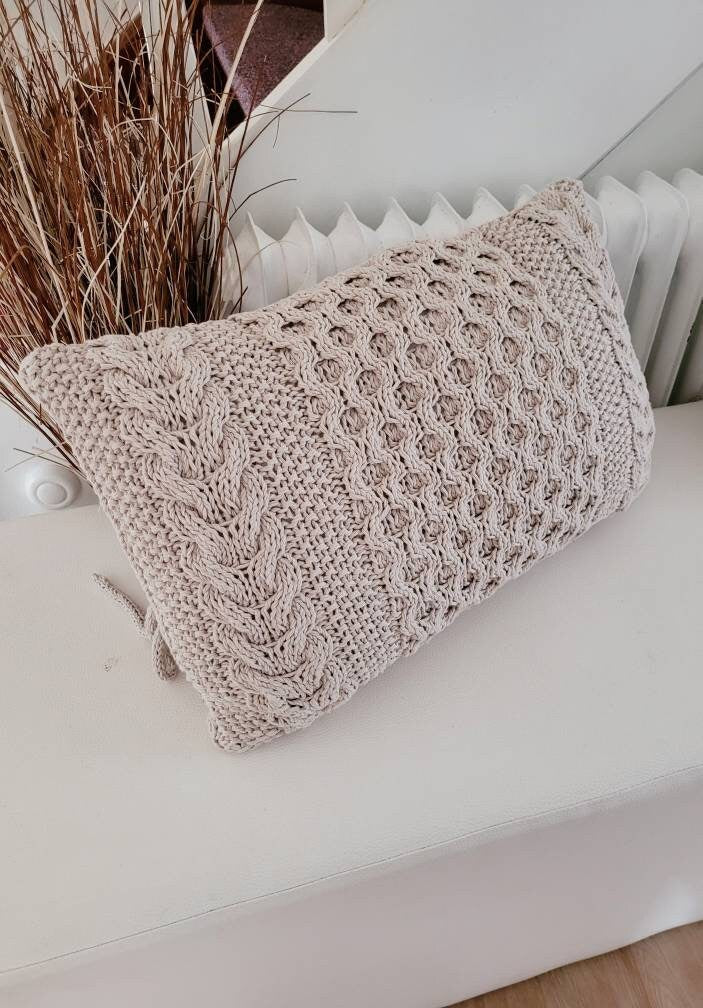 Kissen gestricktes Zopfmuster, Wohnkultur, Dekokissen, Sofakissen, skandinavisches Dekor, aus Baumwollgarn von hoooked, grobstrick