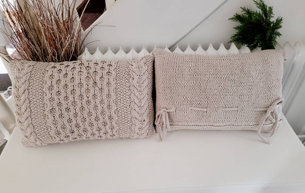 Handgestricktes Sofakissen mit Zopfmuster, Dekokissen mit gestricktem Kissenbezug und Kissenfüllung als Deko im Wohnzimmer oder Kinderzimmer