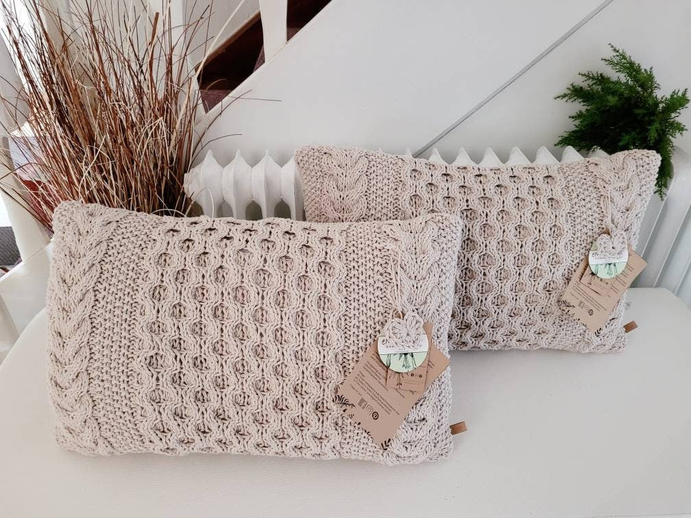 Handgestricktes Sofakissen mit Zopfmuster, Dekokissen mit gestricktem Kissenbezug und Kissenfüllung als Deko im Wohnzimmer oder Kinderzimmer