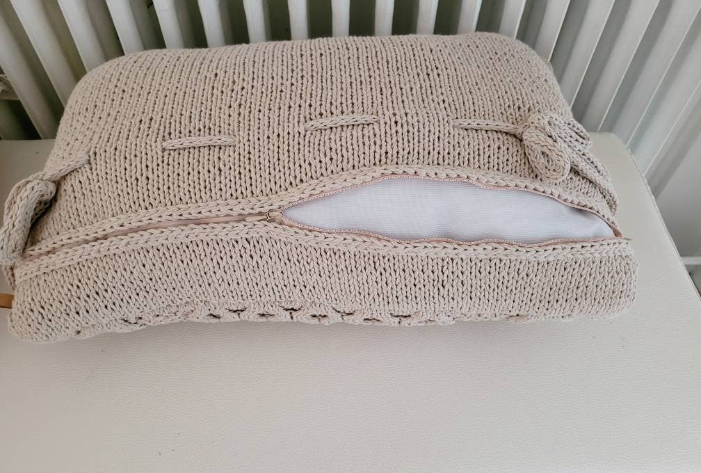 Kissen gestricktes Zopfmuster, Wohnkultur, Dekokissen, Sofakissen, skandinavisches Dekor, aus Baumwollgarn von hoooked, grobstrick