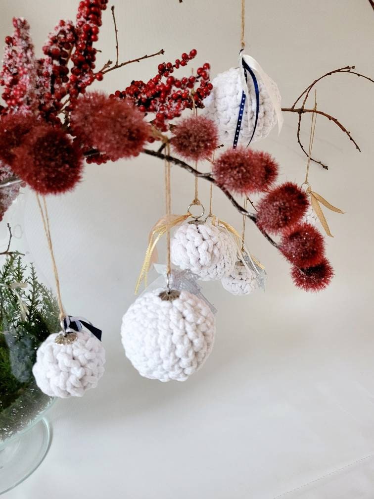 Weihnachtskugel Ornament gehäkelt, Weihnachtsdekoration skandinavisches Dekor, Anhänger, Geschenkidee, Baumschmuck, Weihnachtsbaumdekoration