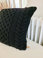 Kissen gestricktes Zopfmuster, schwarz, Wohnkultur, Dekokissen, Sofakissen, skandinavisches Dekor, aus Baumwollgarn von hoooked, grobstrick