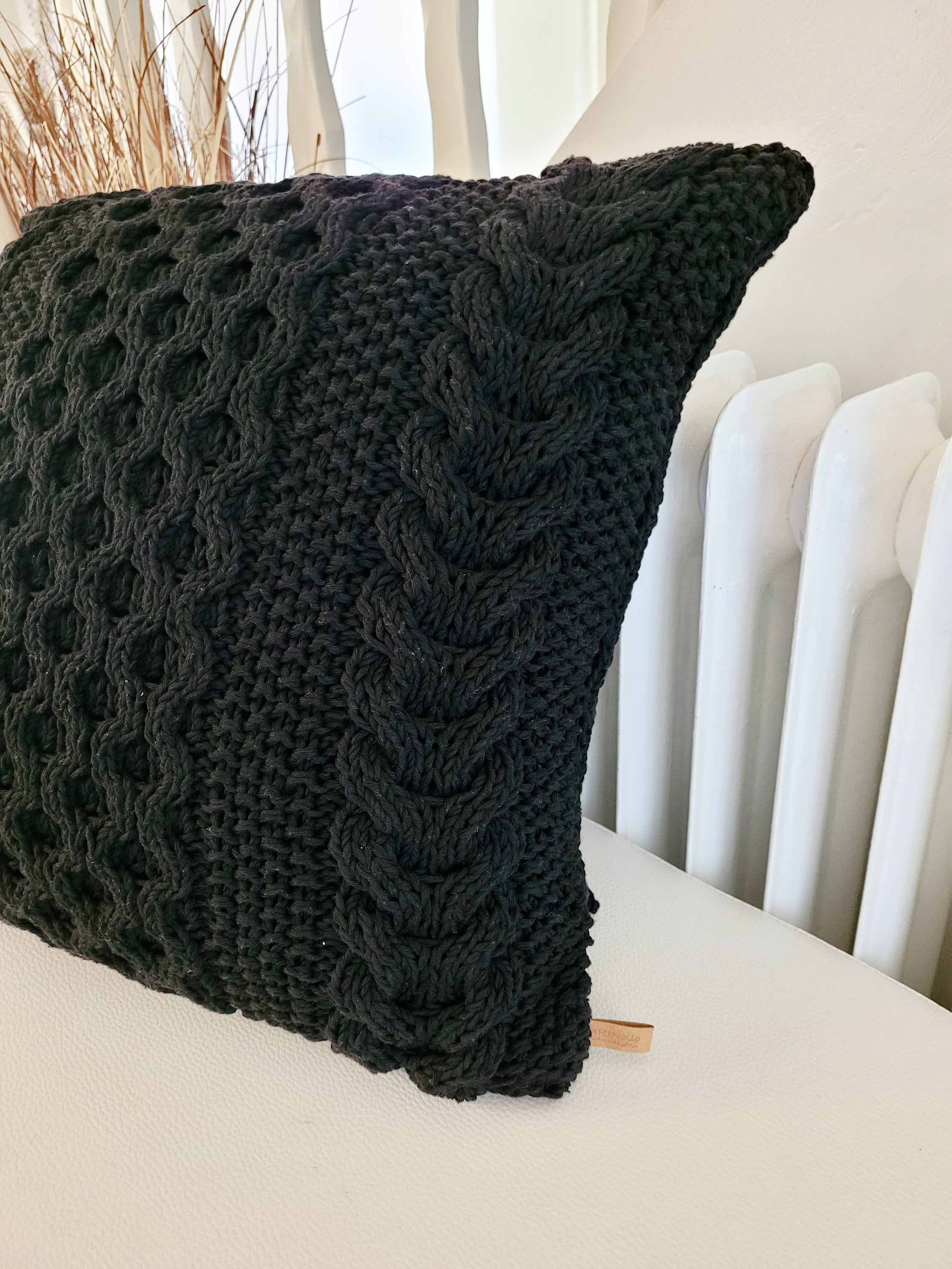 Kissen gestricktes Zopfmuster, schwarz, Wohnkultur, Dekokissen, Sofakissen, skandinavisches Dekor, aus Baumwollgarn von hoooked, grobstrick
