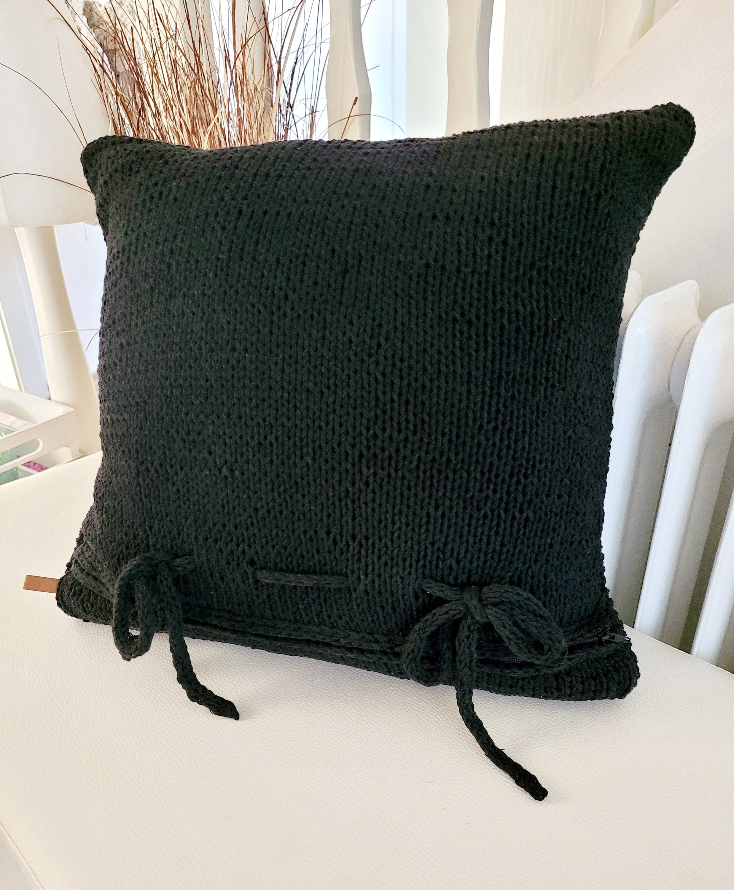 Kissen gestricktes Zopfmuster, schwarz, Wohnkultur, Dekokissen, Sofakissen, skandinavisches Dekor, aus Baumwollgarn von hoooked, grobstrick