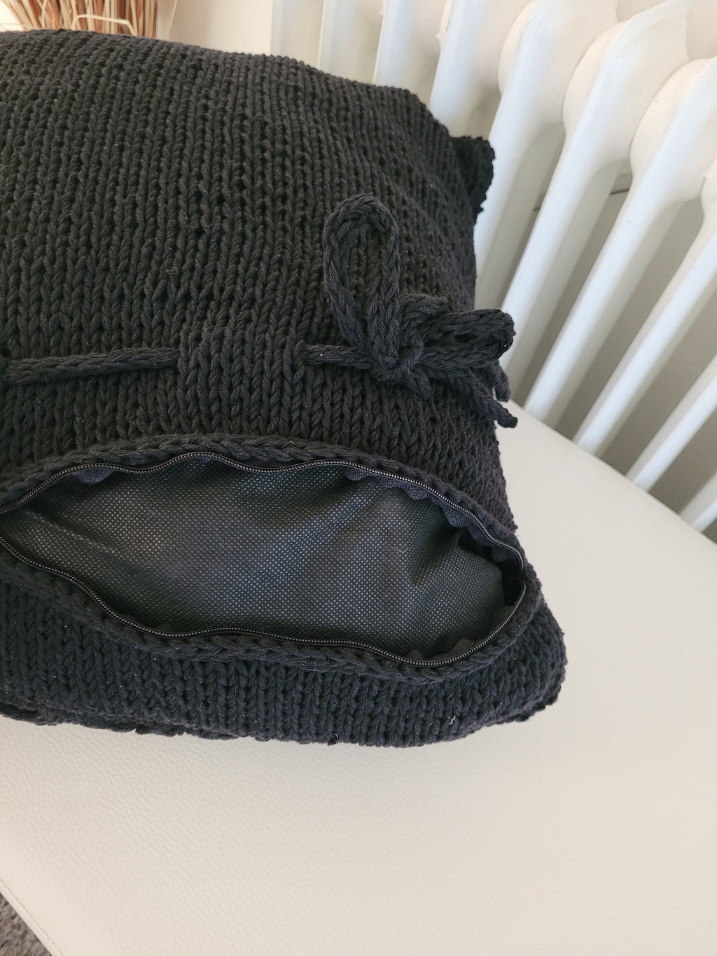 Kissen gestricktes Zopfmuster, schwarz, Wohnkultur, Dekokissen, Sofakissen, skandinavisches Dekor, aus Baumwollgarn von hoooked, grobstrick
