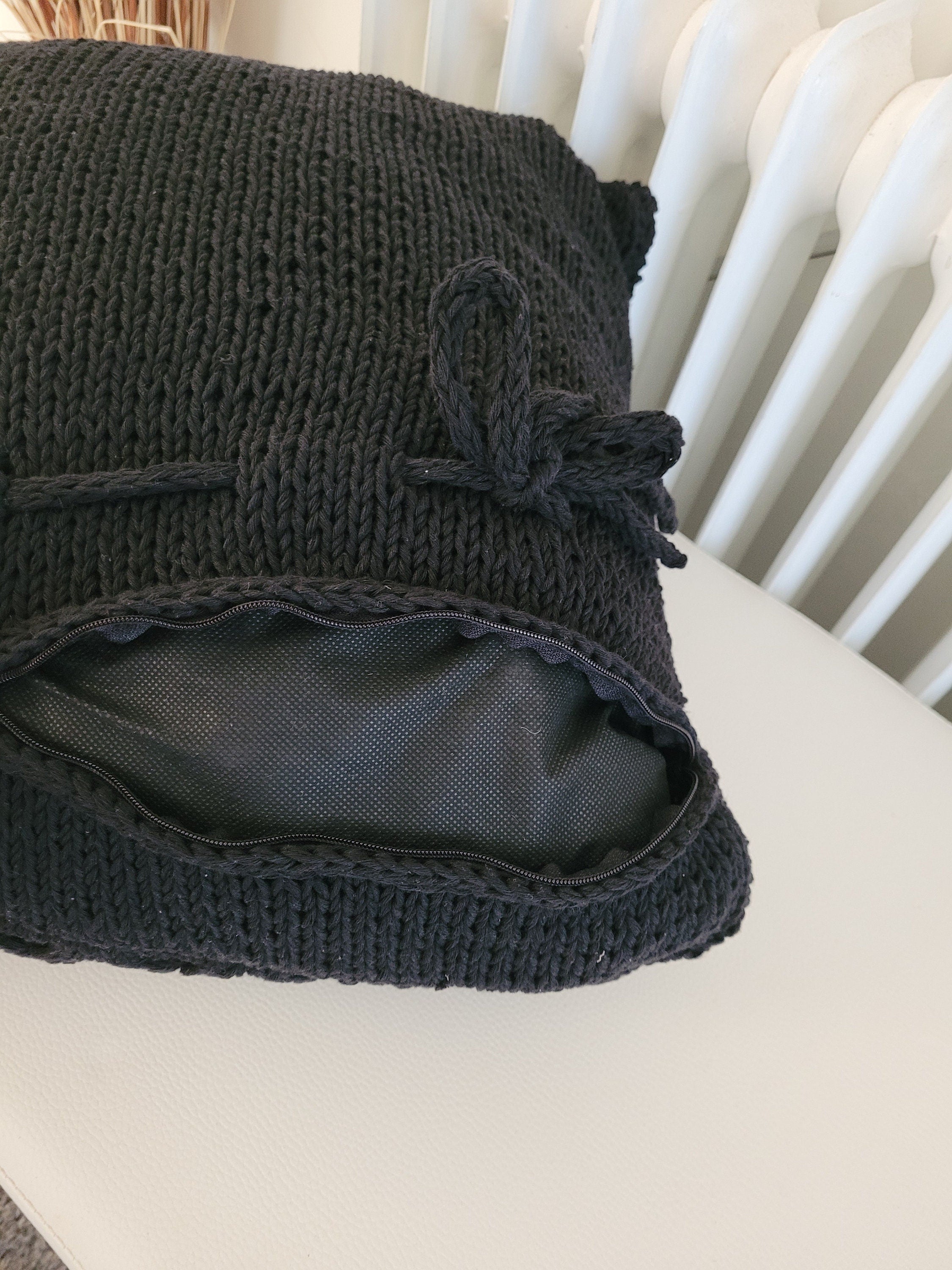 Kissen gestricktes Zopfmuster, schwarz, Wohnkultur, Dekokissen, Sofakissen, skandinavisches Dekor, aus Baumwollgarn von hoooked, grobstrick