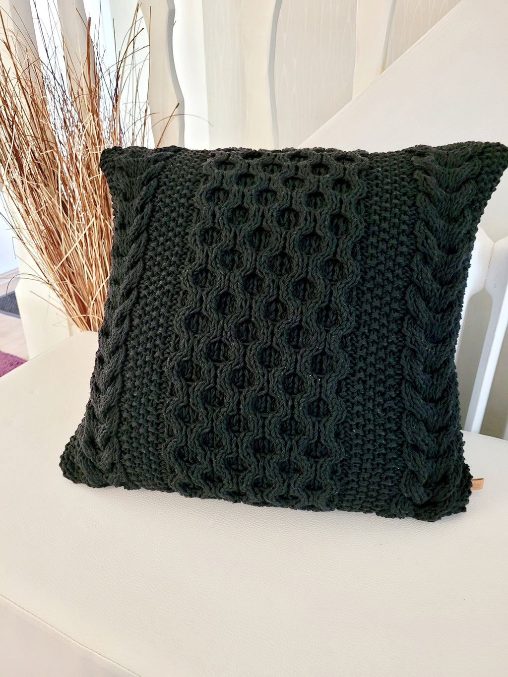 Kissen gestricktes Zopfmuster, schwarz, Wohnkultur, Dekokissen, Sofakissen, skandinavisches Dekor, aus Baumwollgarn von hoooked, grobstrick
