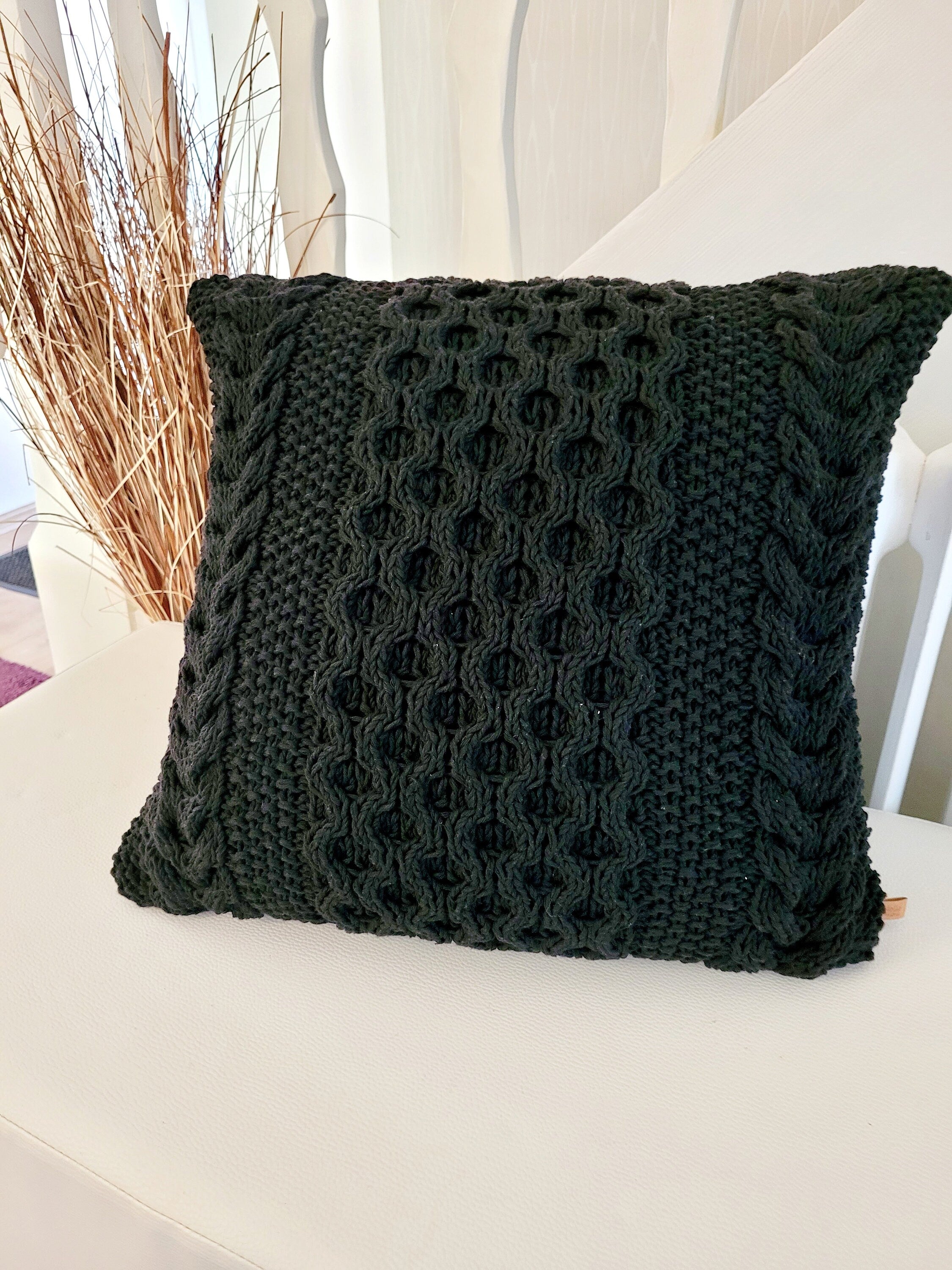Kissen gestricktes Zopfmuster, schwarz, Wohnkultur, Dekokissen, Sofakissen, skandinavisches Dekor, aus Baumwollgarn von hoooked, grobstrick