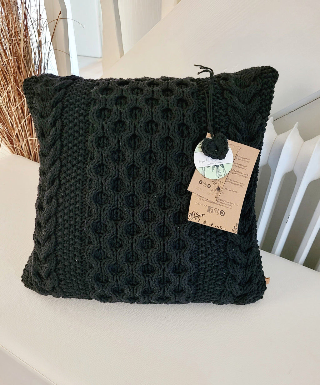 Handgestricktes Sofakissen mit Zopfmuster, Dekokissen mit gestricktem Kissenbezug und Kissenfüllung als Deko im Wohnzimmer oder Kinderzimmer