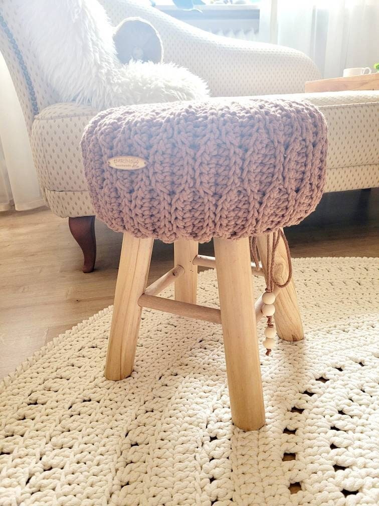 Fußhocker mit gehäkeltem Bezug aus Baumwolle, natürlicher Sitzkomfort für Dein Zuhause im Wohn- und Kinderzimmer, Sitzhocker skandi Deko