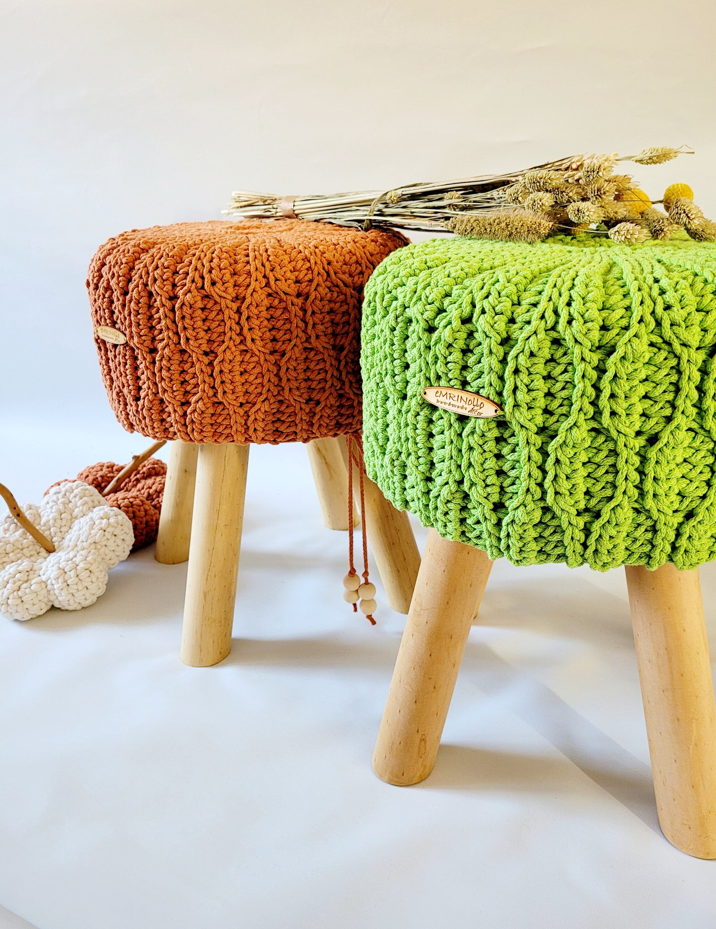 Fußhocker mit gehäkeltem Bezug aus Baumwolle, natürlicher Sitzkomfort für Dein Zuhause im Wohn- und Kinderzimmer Sitzhocker skandinavisch