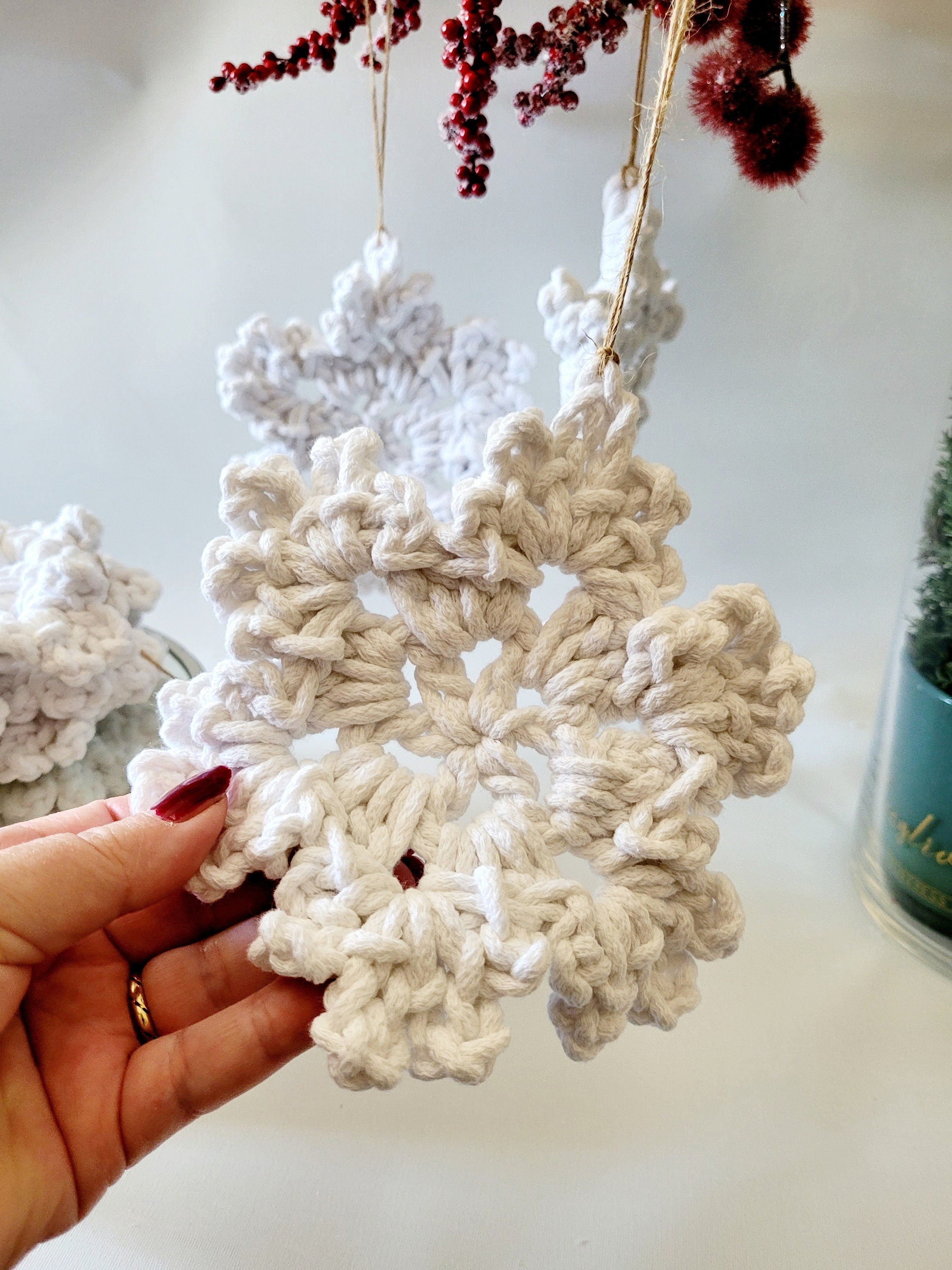 Gehäkelte Schneeflocken Ornament, Weihnachtsdekoration skandinavisches Dekor, Anhänger, Geschenkidee, Weihnachtsbaumdekoration