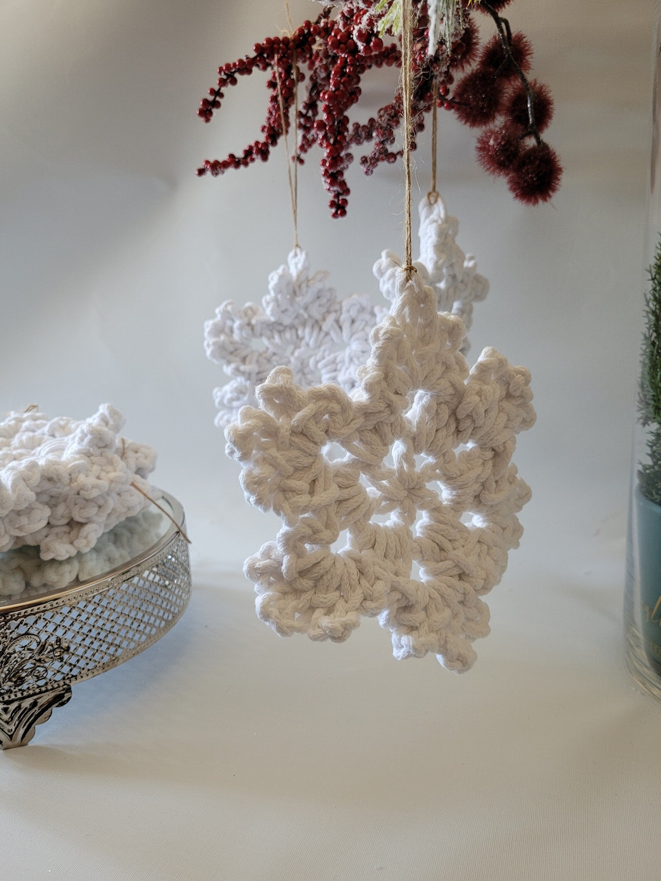 Gehäkelte Schneeflocken Ornament, Weihnachtsdekoration skandinavisches Dekor, Anhänger, Geschenkidee, Weihnachtsbaumdekoration