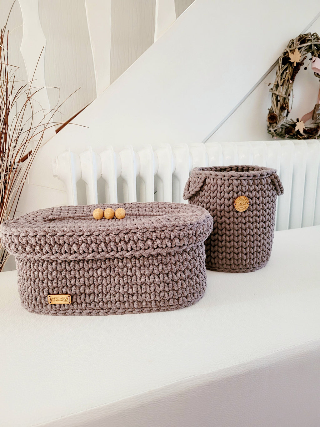 Gehäkelter Korb mit Deckel aus Baumwolle als stylisches Wohnzimmer- und Babyzimmer deko, praktischer Aufbewahrungskorb, Idee für Flur