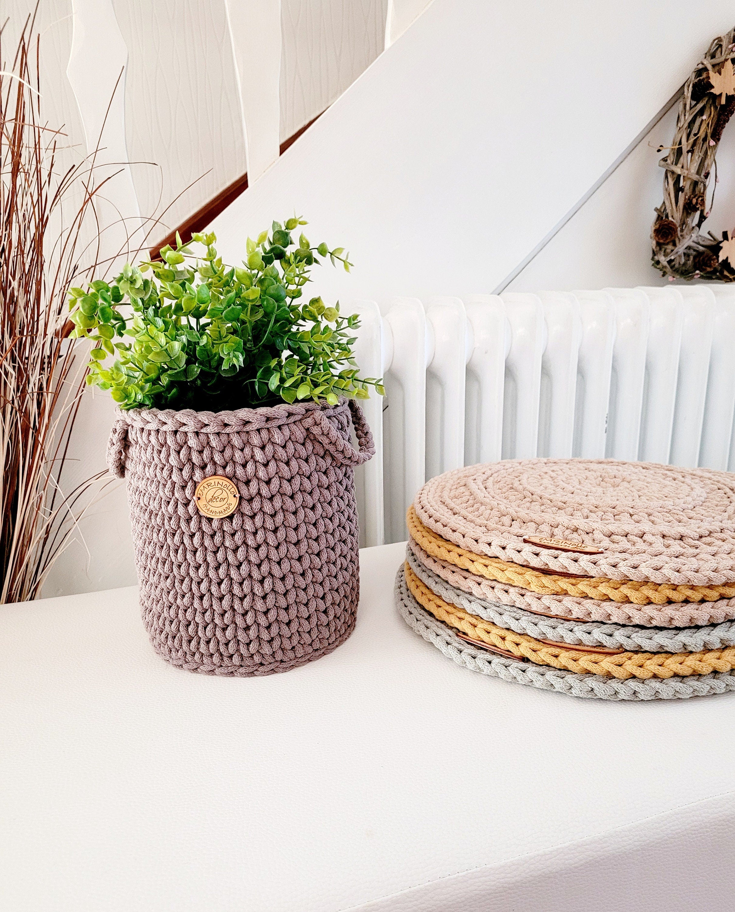 Gehäkelter Korb mit Deckel aus Baumwolle als stylisches Wohnzimmer- und Babyzimmer deko, praktischer Aufbewahrungskorb, Idee für Flur