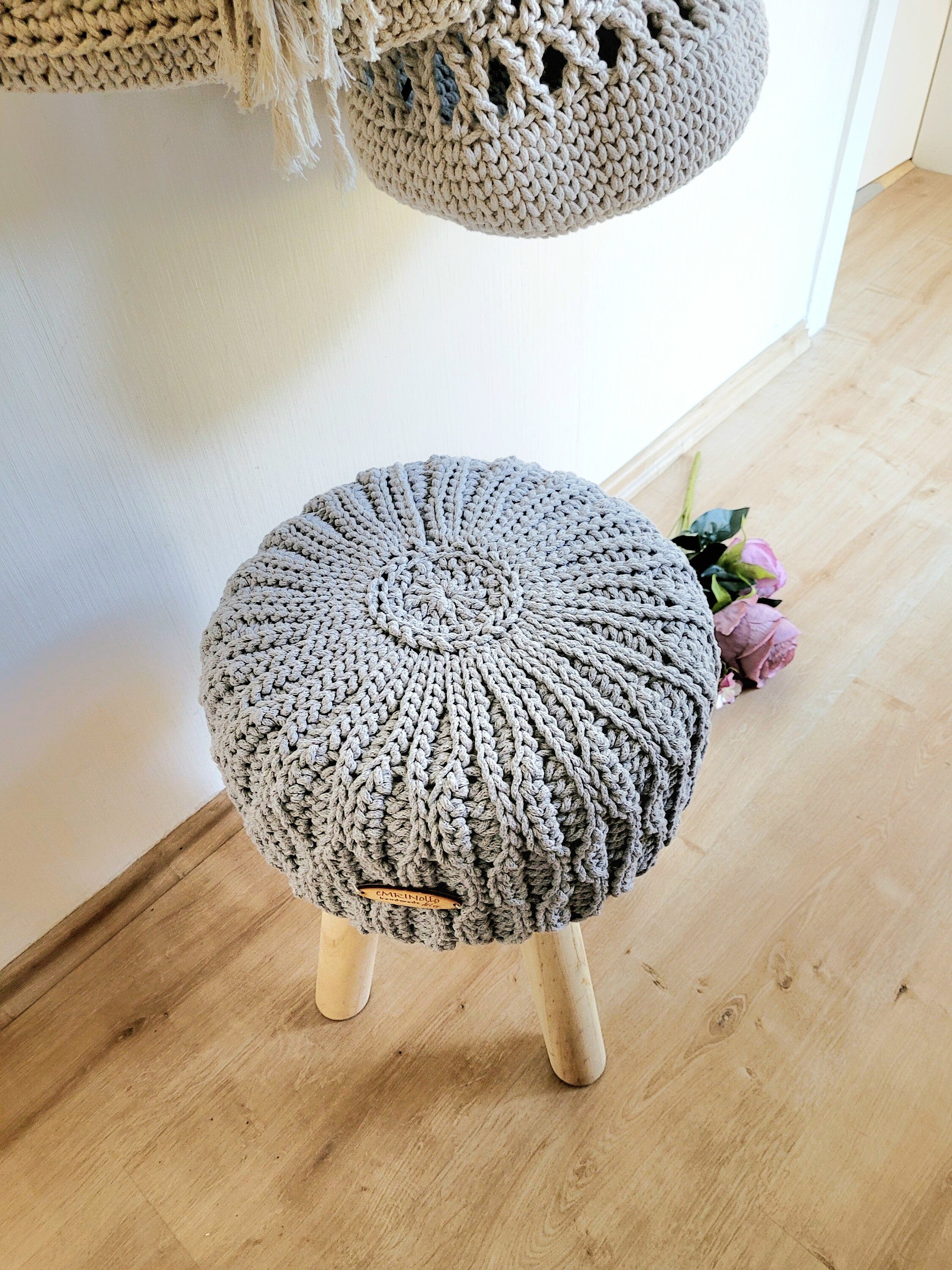 Fußhocker mit gehäkeltem Bezug aus Baumwolle, natürlicher Sitzkomfort für Dein Zuhause im Wohn- und Kinderzimmer, Sitzhocker skandi Deko