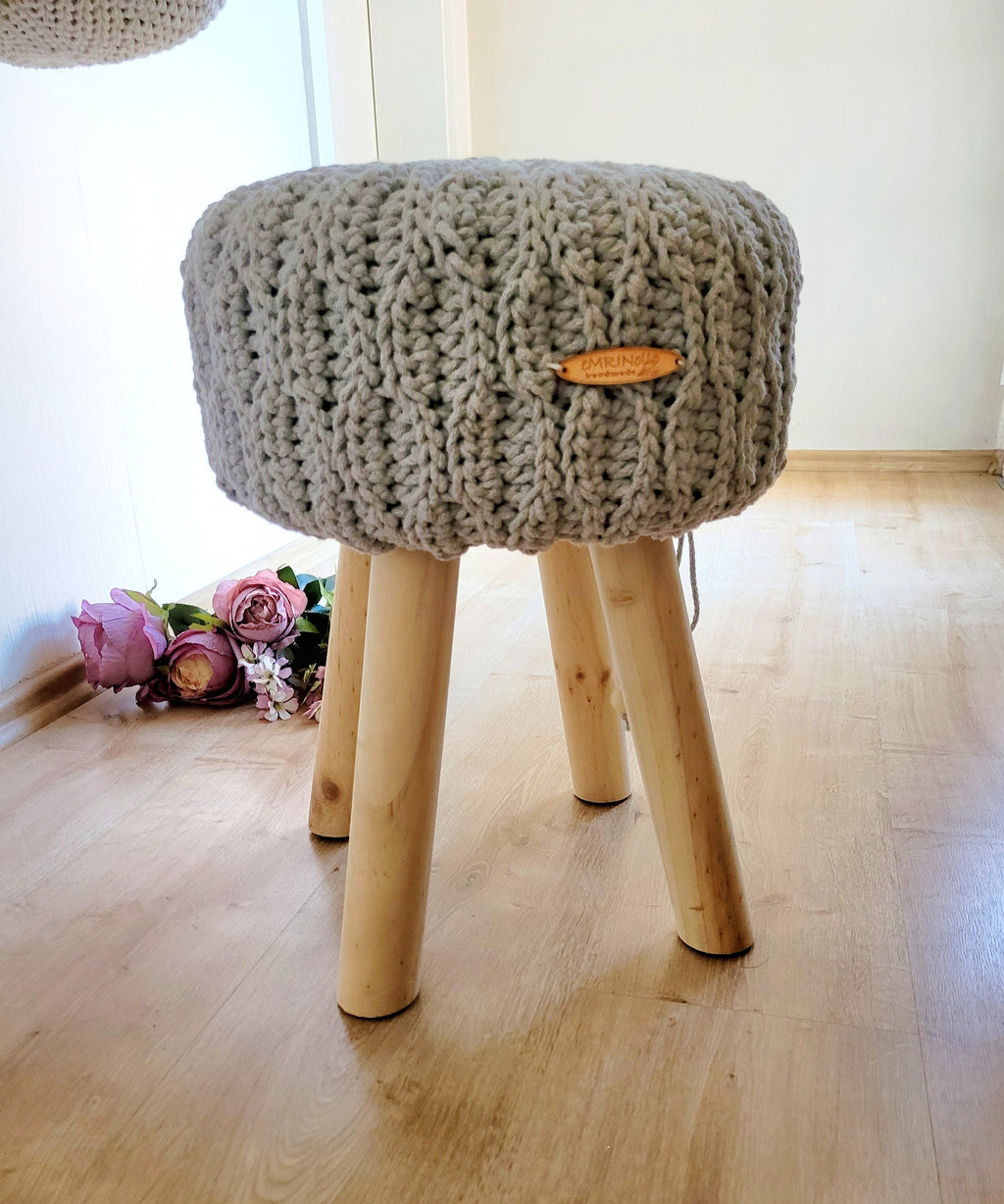 Fußhocker mit gehäkeltem Bezug aus Baumwolle, natürlicher Sitzkomfort für Dein Zuhause im Wohn- und Kinderzimmer, Sitzhocker skandi Deko