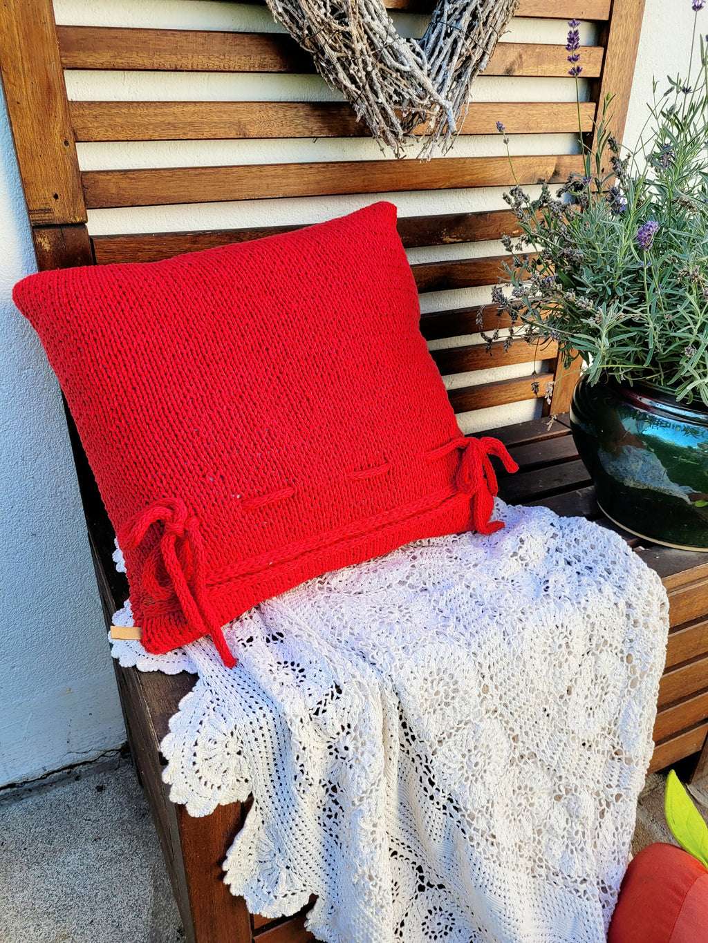 Handgestricktes Sofakissen mit Zopfmuster, Dekokissen mit gestricktem Kissenbezug und Kissenfüllung als Deko im Wohnzimmer oder Kinderzimmer