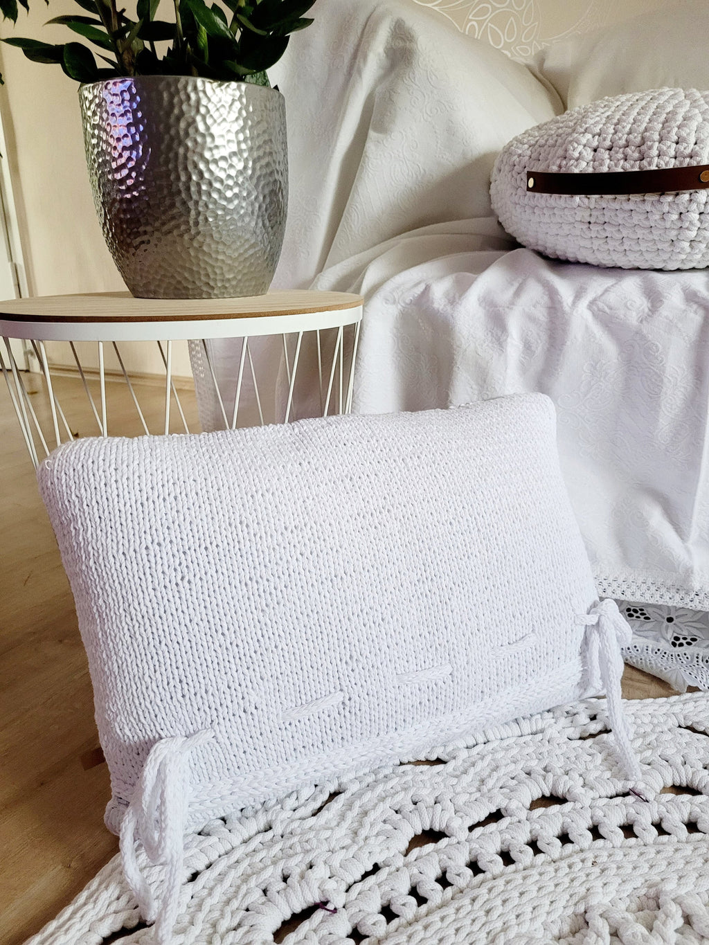 Handgestricktes Sofakissen mit Zopfmuster, Dekokissen mit gestricktem Kissenbezug und Kissenfüllung als Deko im Wohnzimmer oder Kinderzimmer