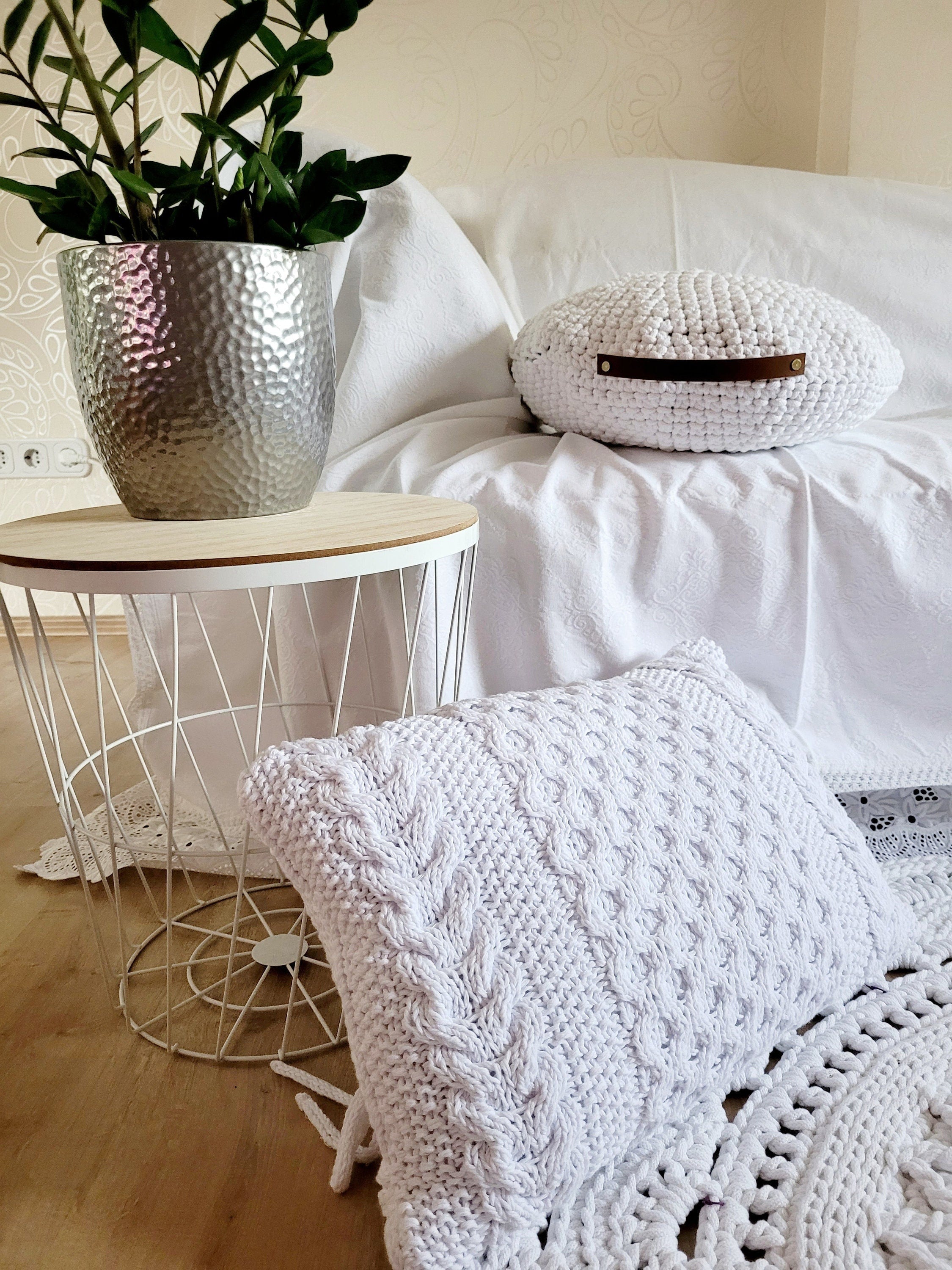 Handgestricktes Sofakissen mit Zopfmuster, Dekokissen mit gestricktem Kissenbezug und Kissenfüllung als Deko im Wohnzimmer oder Kinderzimmer