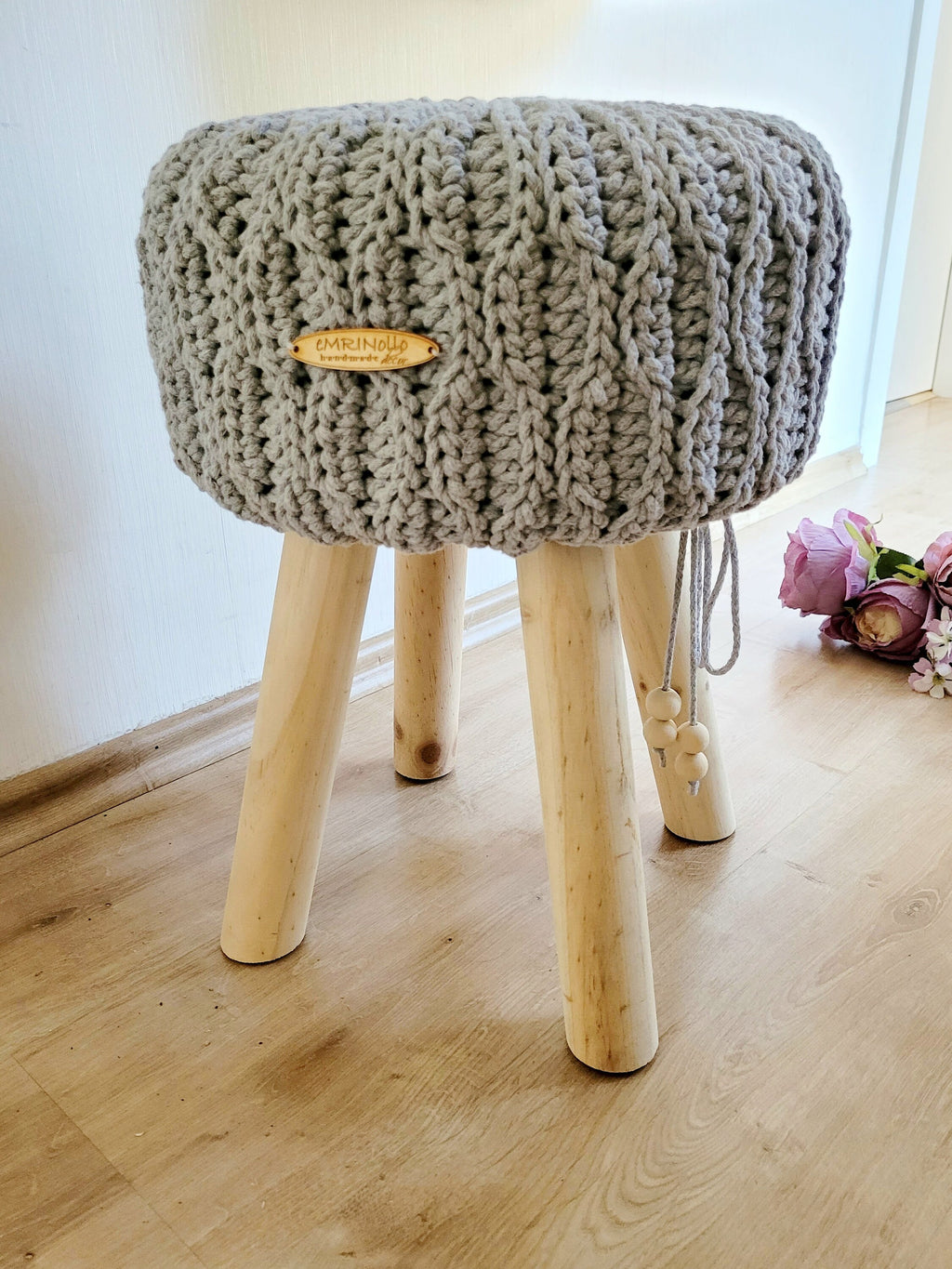 Fußhocker mit gehäkeltem Bezug aus Baumwolle, natürlicher Sitzkomfort für Dein Zuhause im Wohn- und Kinderzimmer, Sitzhocker skandi Deko