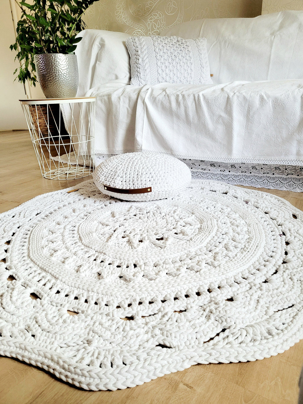 Handgestricktes Sofakissen mit Zopfmuster, Dekokissen mit gestricktem Kissenbezug und Kissenfüllung als Deko im Wohnzimmer oder Kinderzimmer